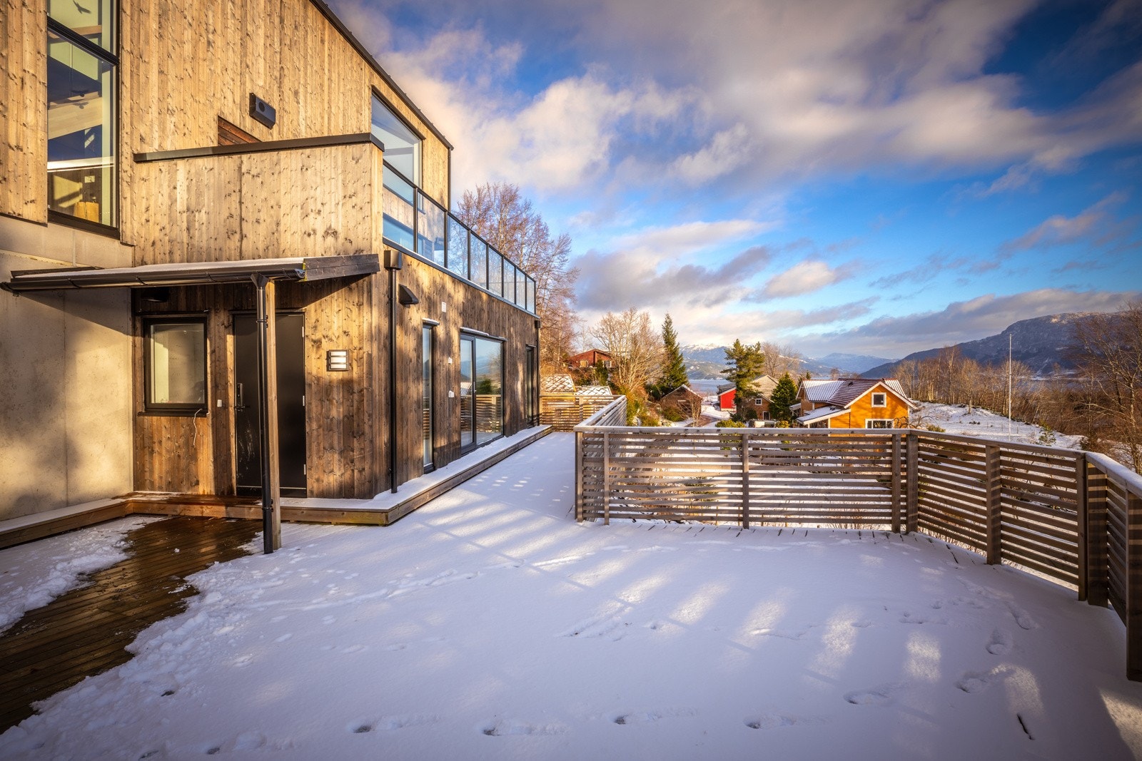 Med egen inngang i underetasjen merker du lite til at det bor andre i boligen Galleribilde