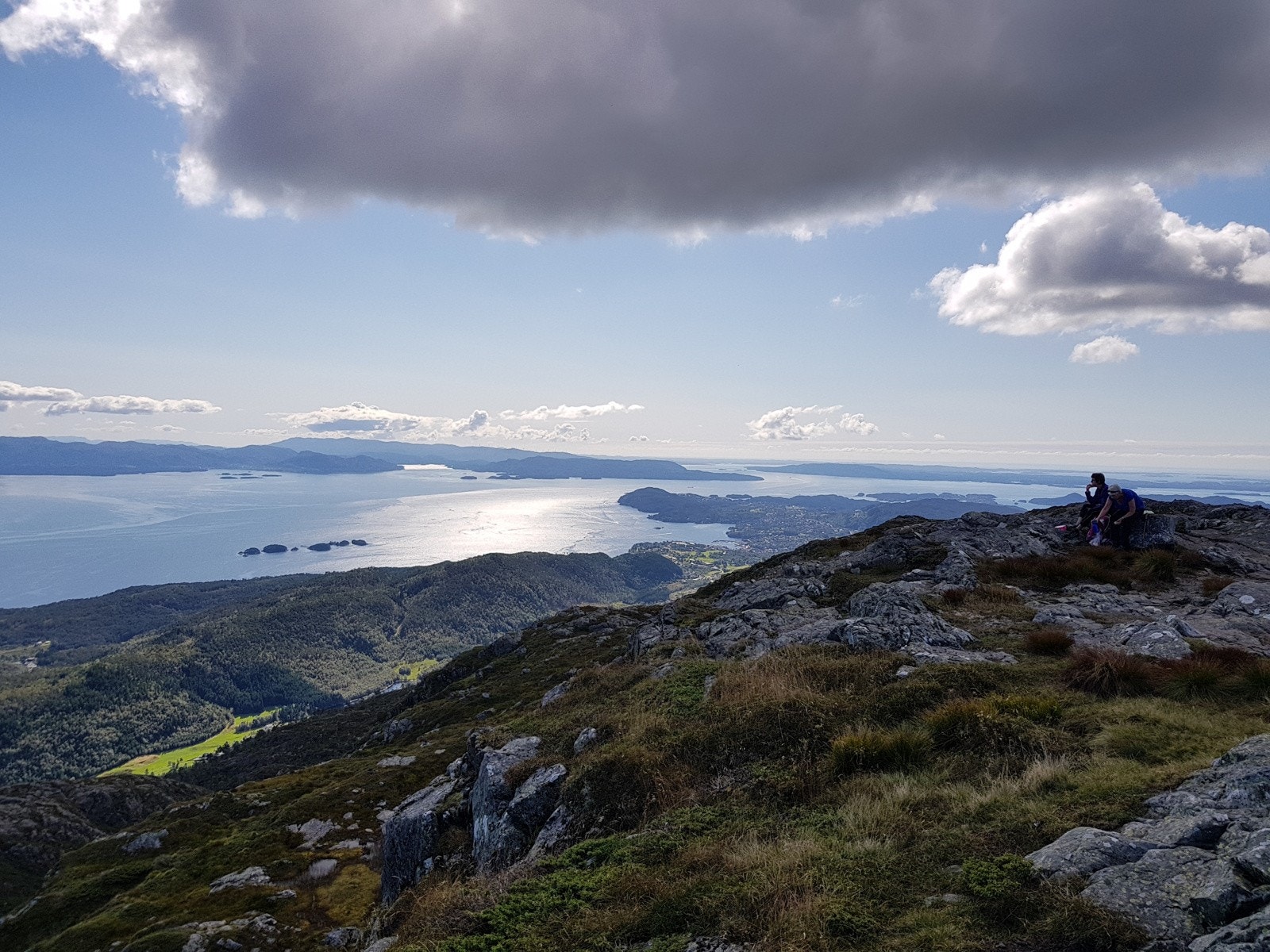 Området har mange fine turmuligheter. Her fra toppen av Møsnuken Galleribilde