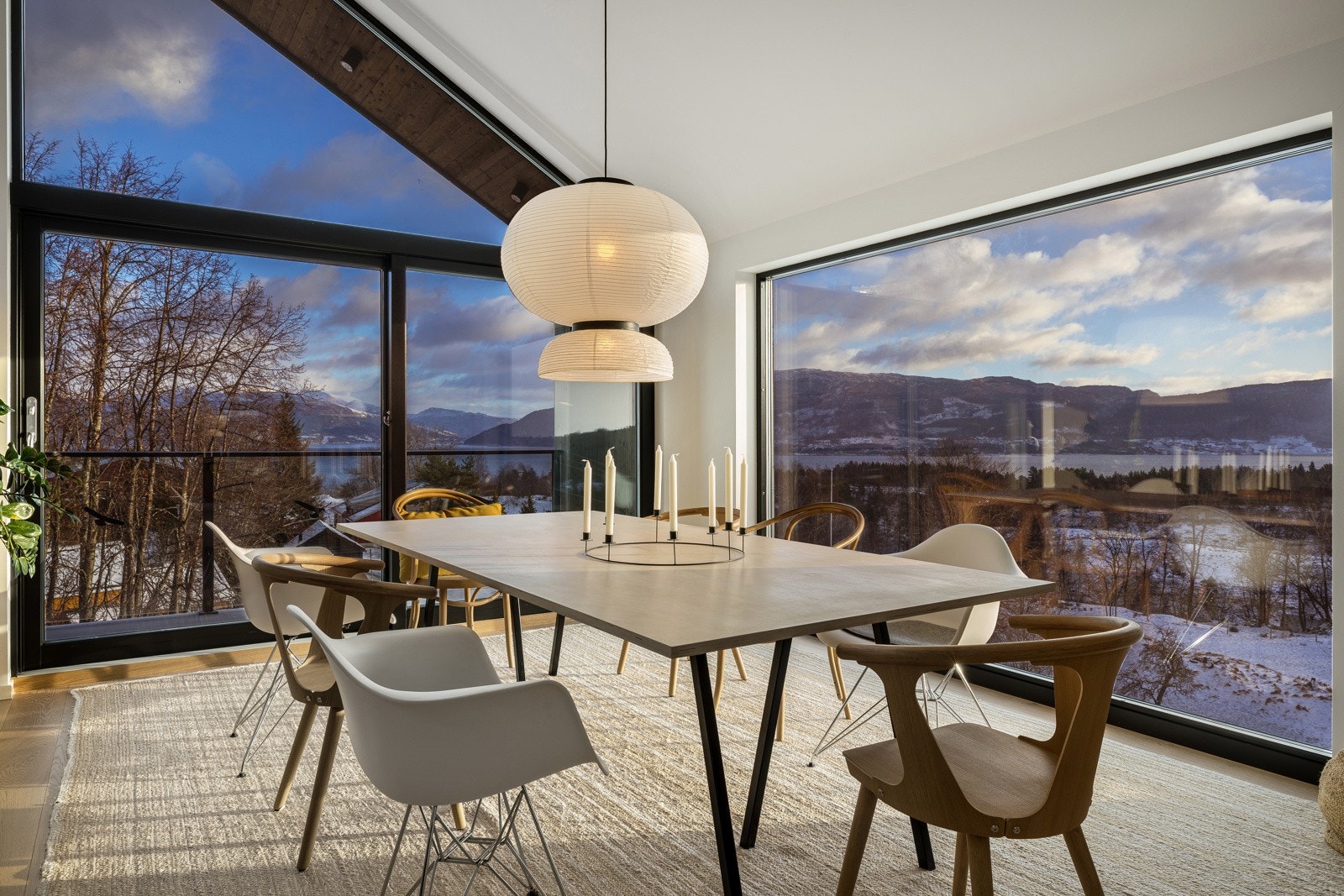 Store vindu gjør at utsikten kan nytes til det fulle, samtidig gjør beliggenheten at du ikke har innsyn Galleribilde