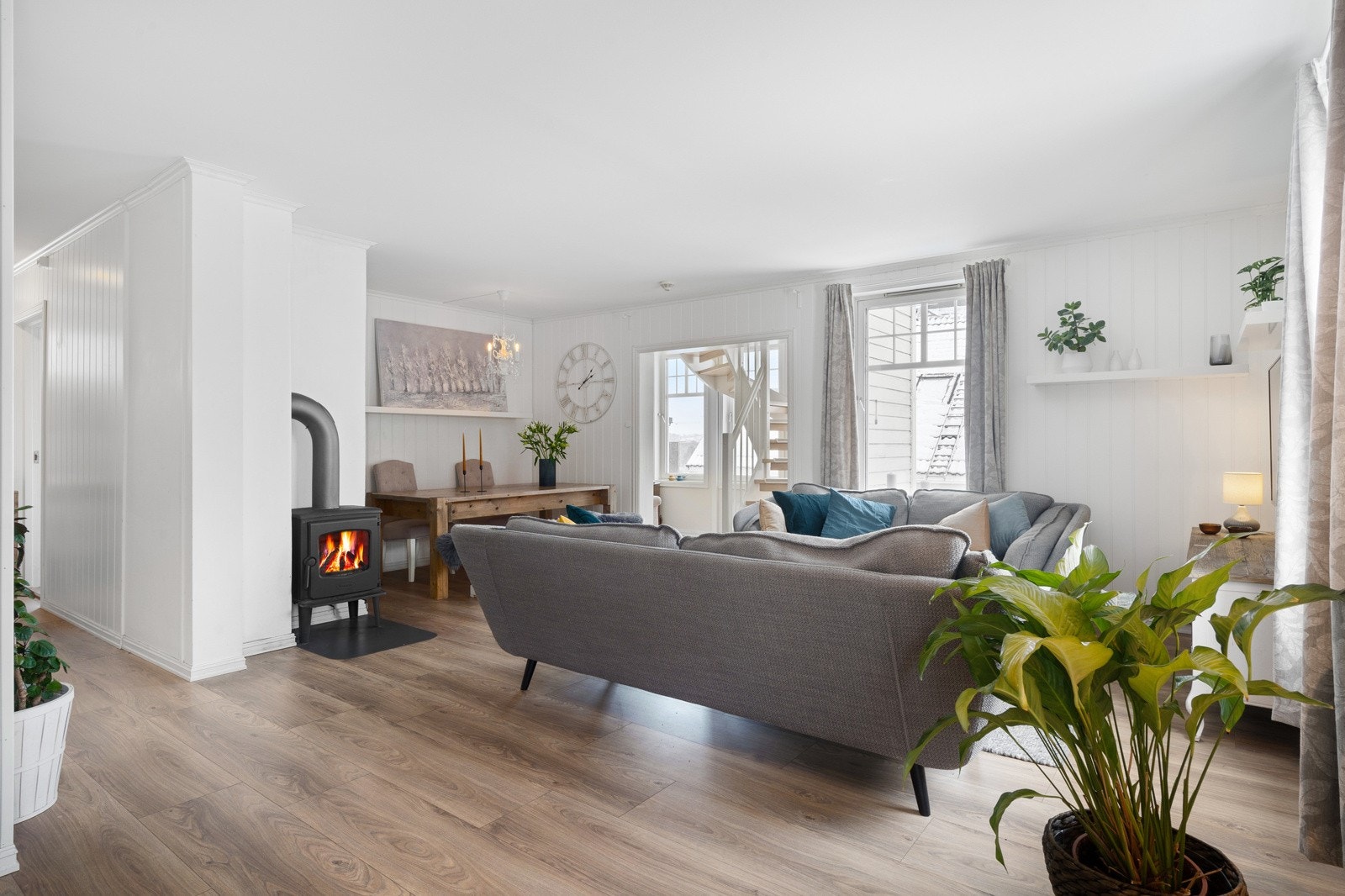 Stuen er både lun og luftig, med store vindusflater som lar dagslyset strømme inn Galleribilde