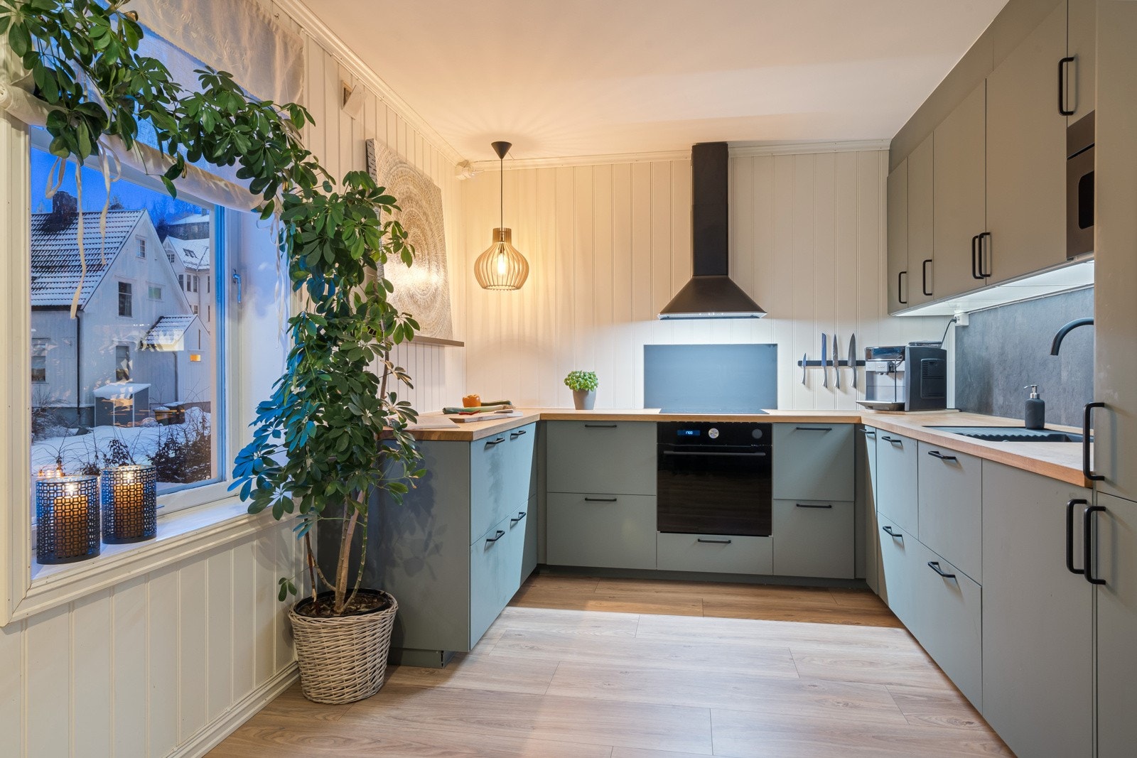 Lekkert kjøkken fra 2021 med praktisk utforming for ekstra god benk- og skapplass Galleribilde