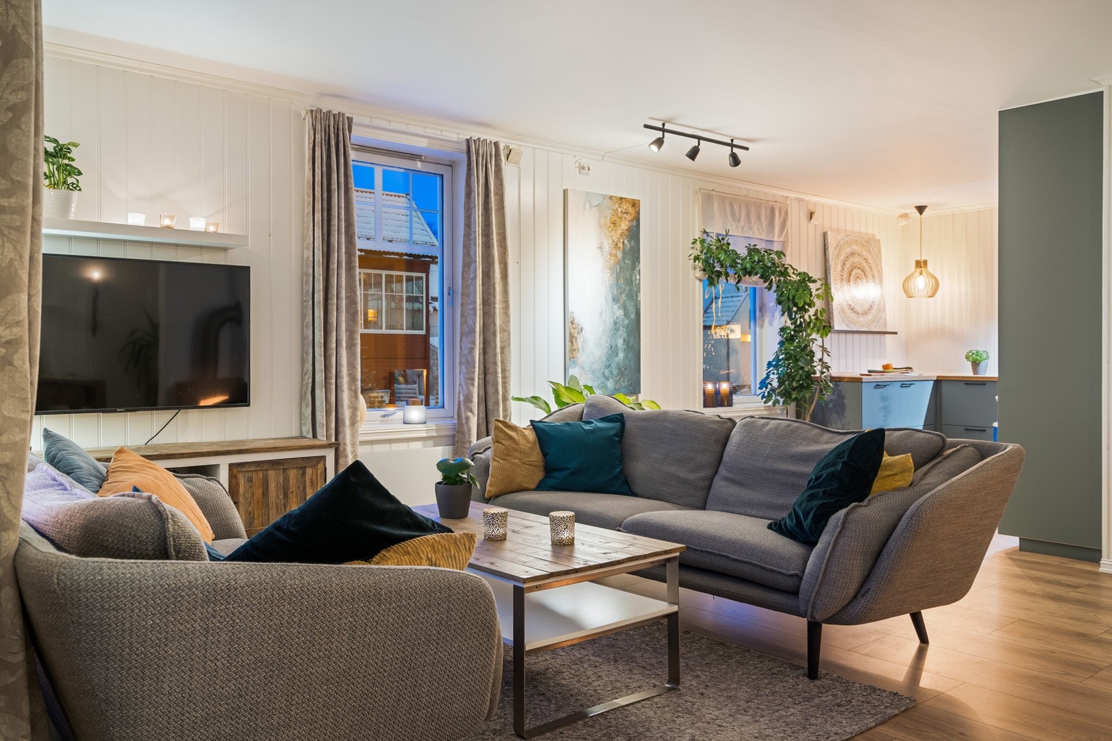 Stuen er boligens midtpunkt og er på hele 29,5 m² med god plass til flere sittegrupper Galleribilde