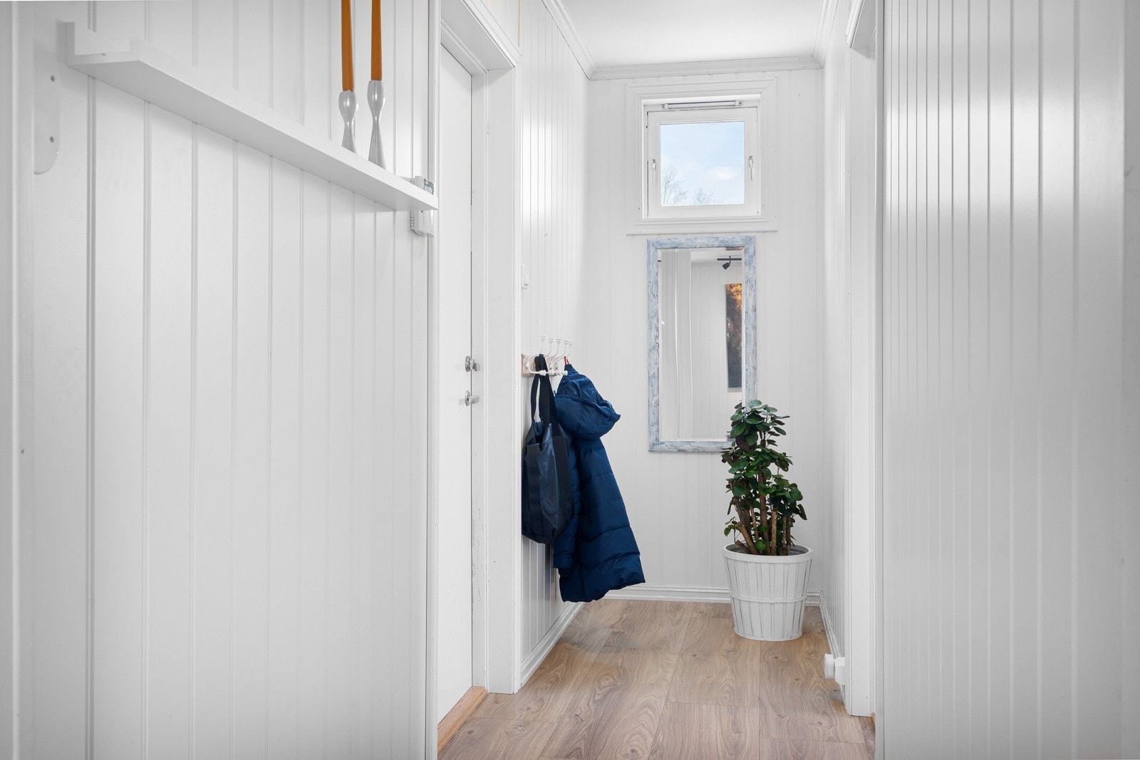 Lyst og innbydende inngangsparti på 5 m² med plass til oppheng av yttertøy- og sko Galleribilde