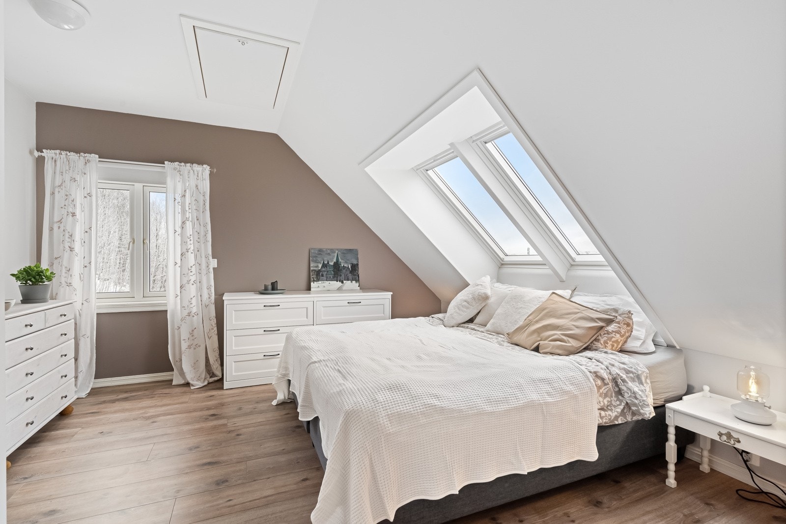 I 2013 ble boligens loftetasje innredet. Her har du 3 soverom og bad nr. 2. Det største soverommet er på hele 13,5 m² Galleribilde