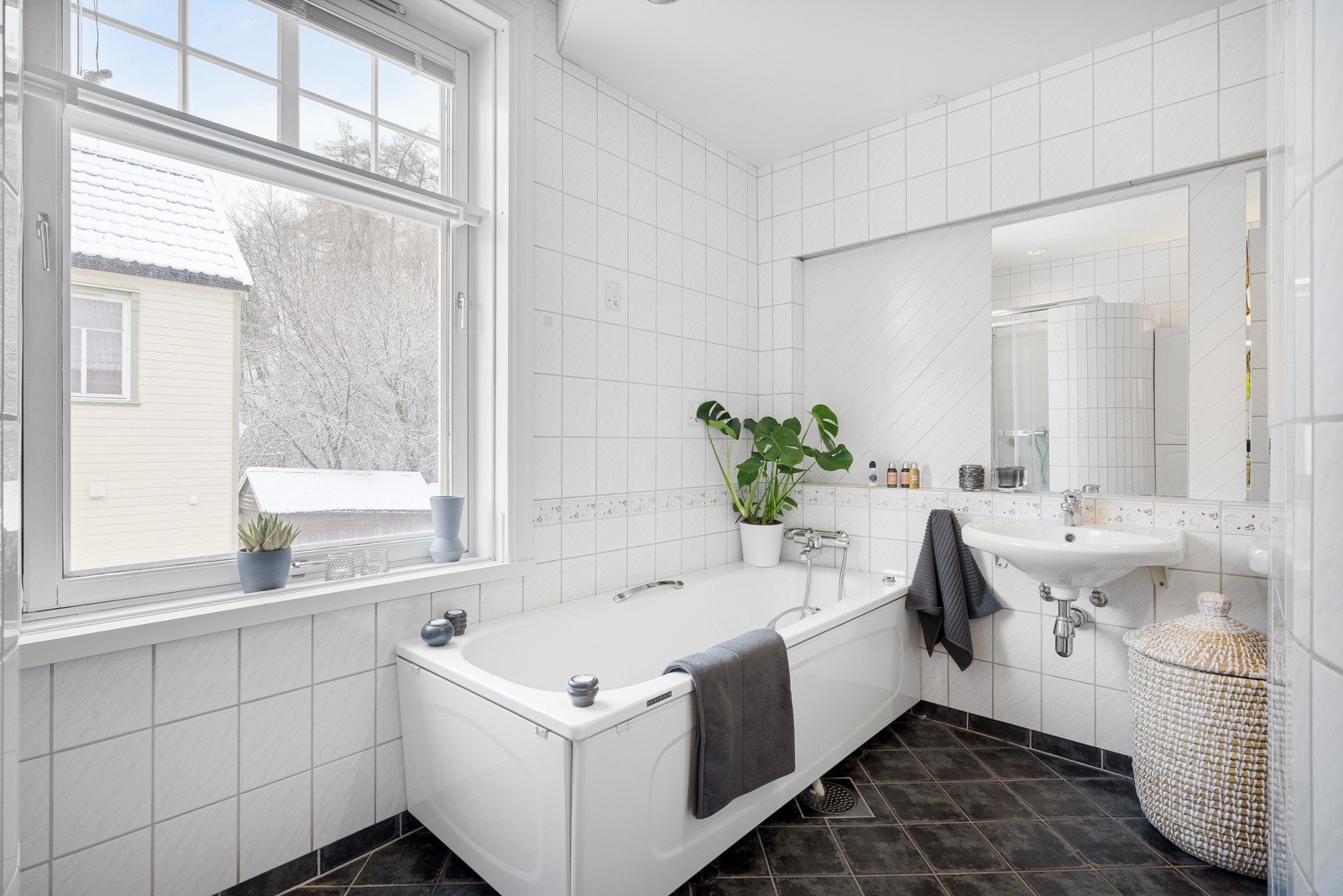 Badet i hovedetasjen er flislagt og av en generøs størrelse på 11 m² Galleribilde