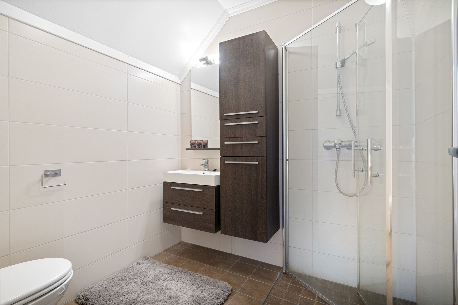 Badet i loftetasjen er på 4 m² med varmekabler i gulv og dusjhjørne (TG1) Galleribilde