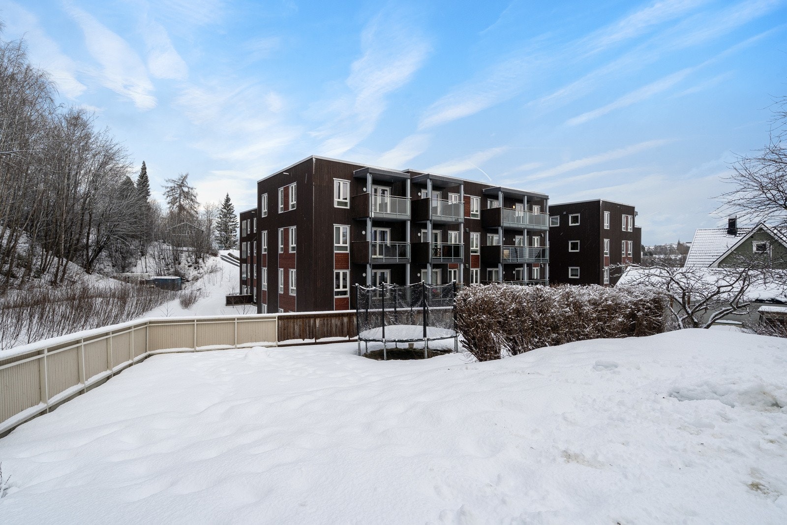 Boligen ligger skjermet til, med en stor og pent opparbeidet tomt med gode solforhold Galleribilde