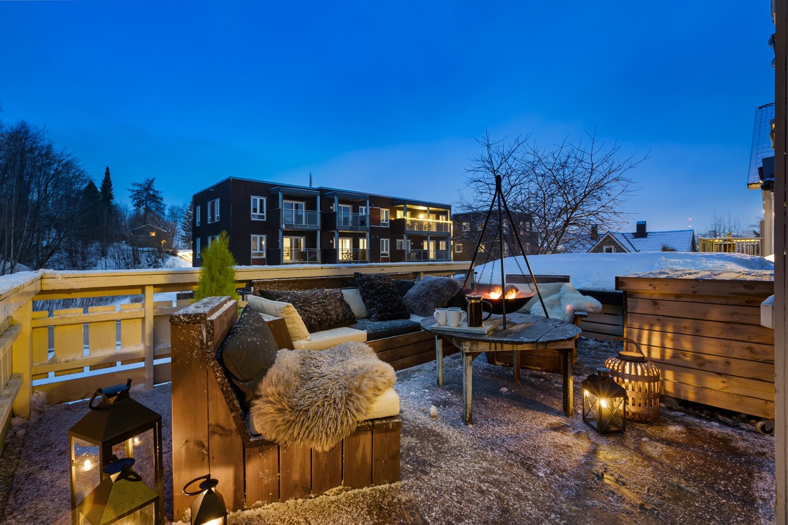 Her har du en privat terrasse på 21 m² med direkte nedgang til felles hage Galleribilde