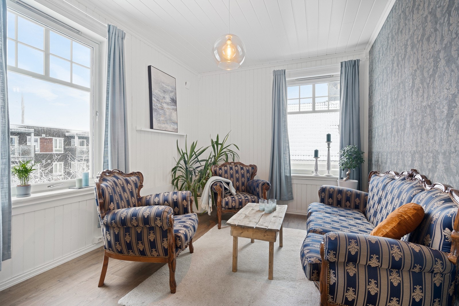 Soverommet i 1. etasje er på 11,5 m² og er i dag innredet som ekstra stue Galleribilde