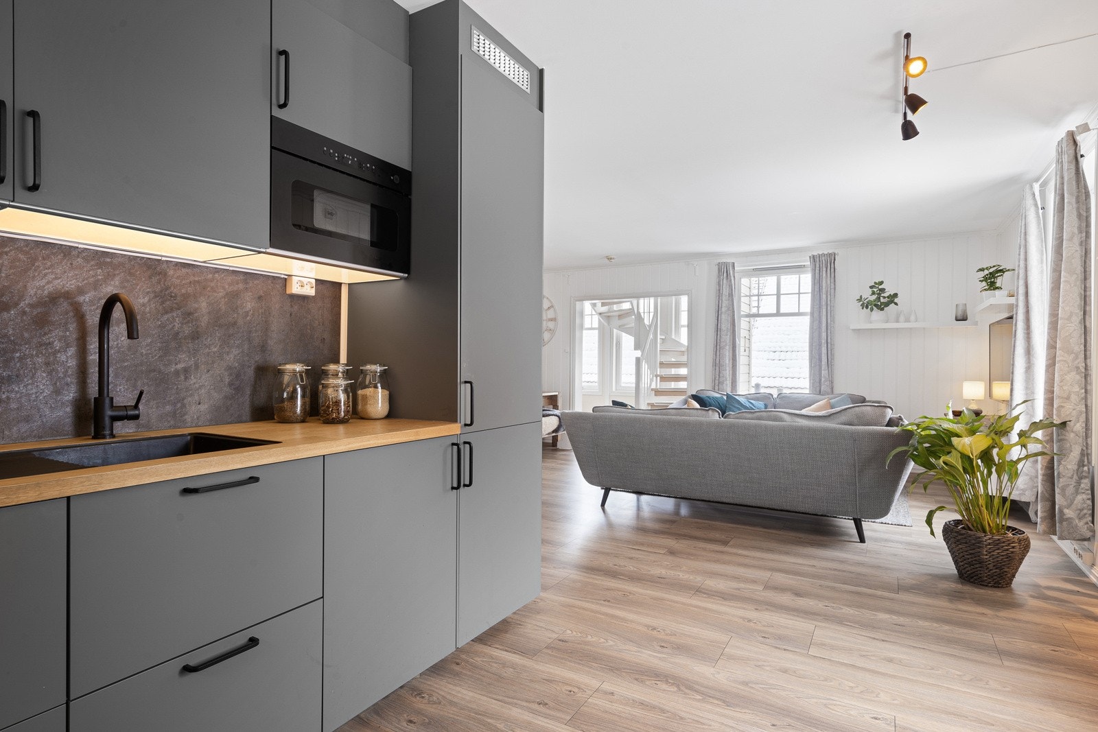 Av integrerte hvitevarer er det stekeovn, platetopp, mikrobølgeovn, kjøl/fryseskap og oppvaskmaskin som medfølger handelen. Kjøkkenet fremstår i god stand og er vurdert til tilstandsgrad 1 av takstmann Galleribilde