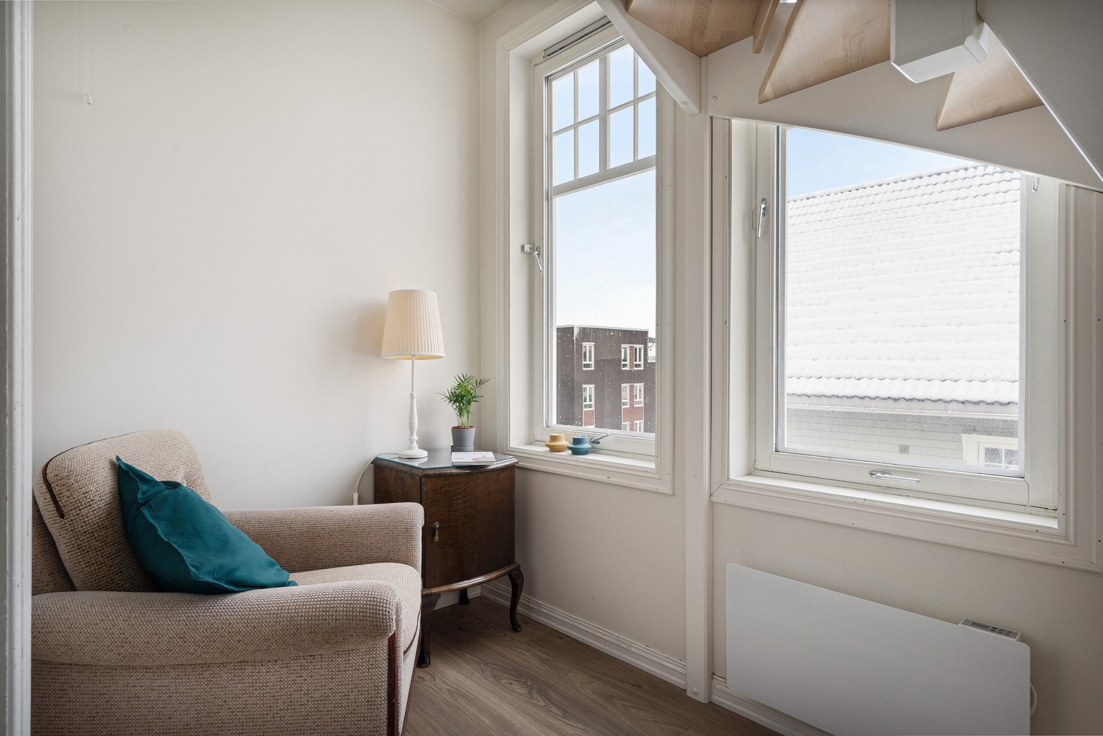 Under trappen til boligens loftetasje er det en trivelig lesekrok Galleribilde