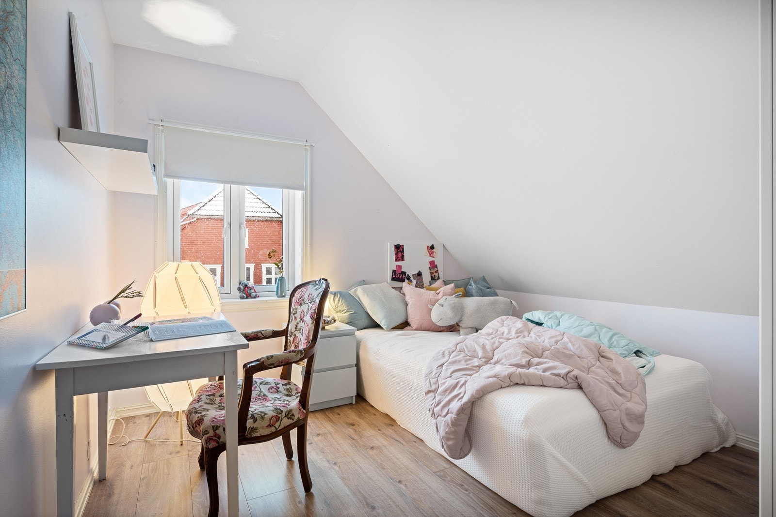 Soverom 2 er på 8 m² med god plass til både seng og skrivepult Galleribilde