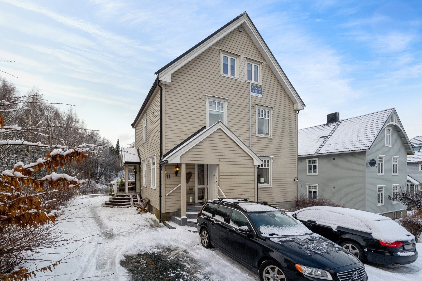 Den aktuelle seksjonen disponerer 2 biloppstillingsplasser foran huset Galleribilde