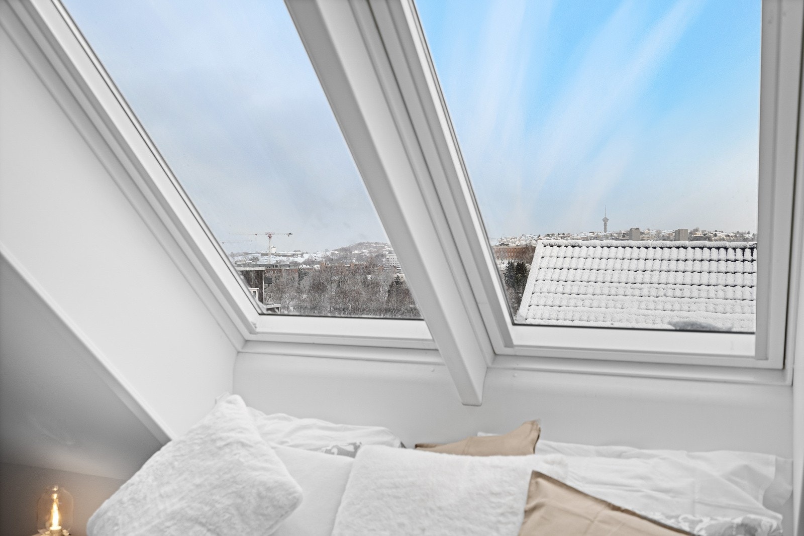 Her har du store vindusflater som gir godt med naturlig lysinnslipp Galleribilde