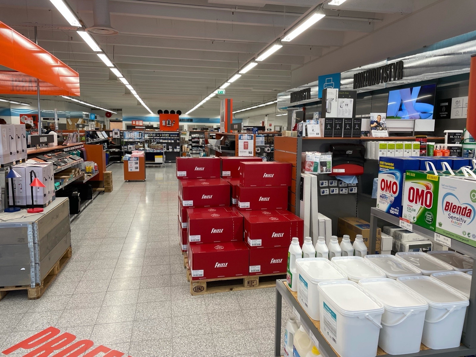 Det har tidligere vært dagligvare i lokalet, slik at det er egnet plass til fryse/kjølelager bak i lokalet. Galleribilde