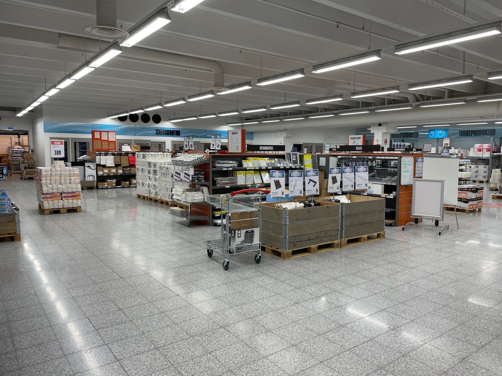 Butikklokale med åpen himling Galleribilde