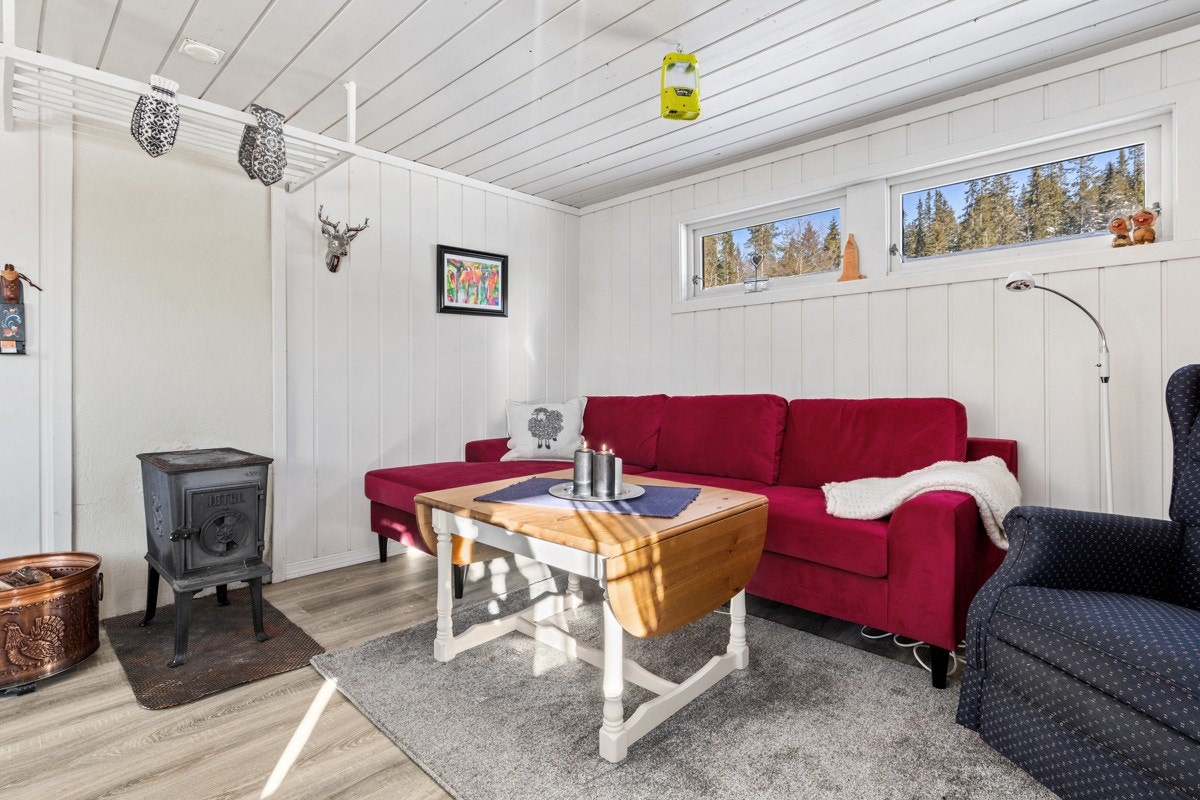 Stua er utstyrt med vedovn som varmer godt på kalde dager. Galleribilde