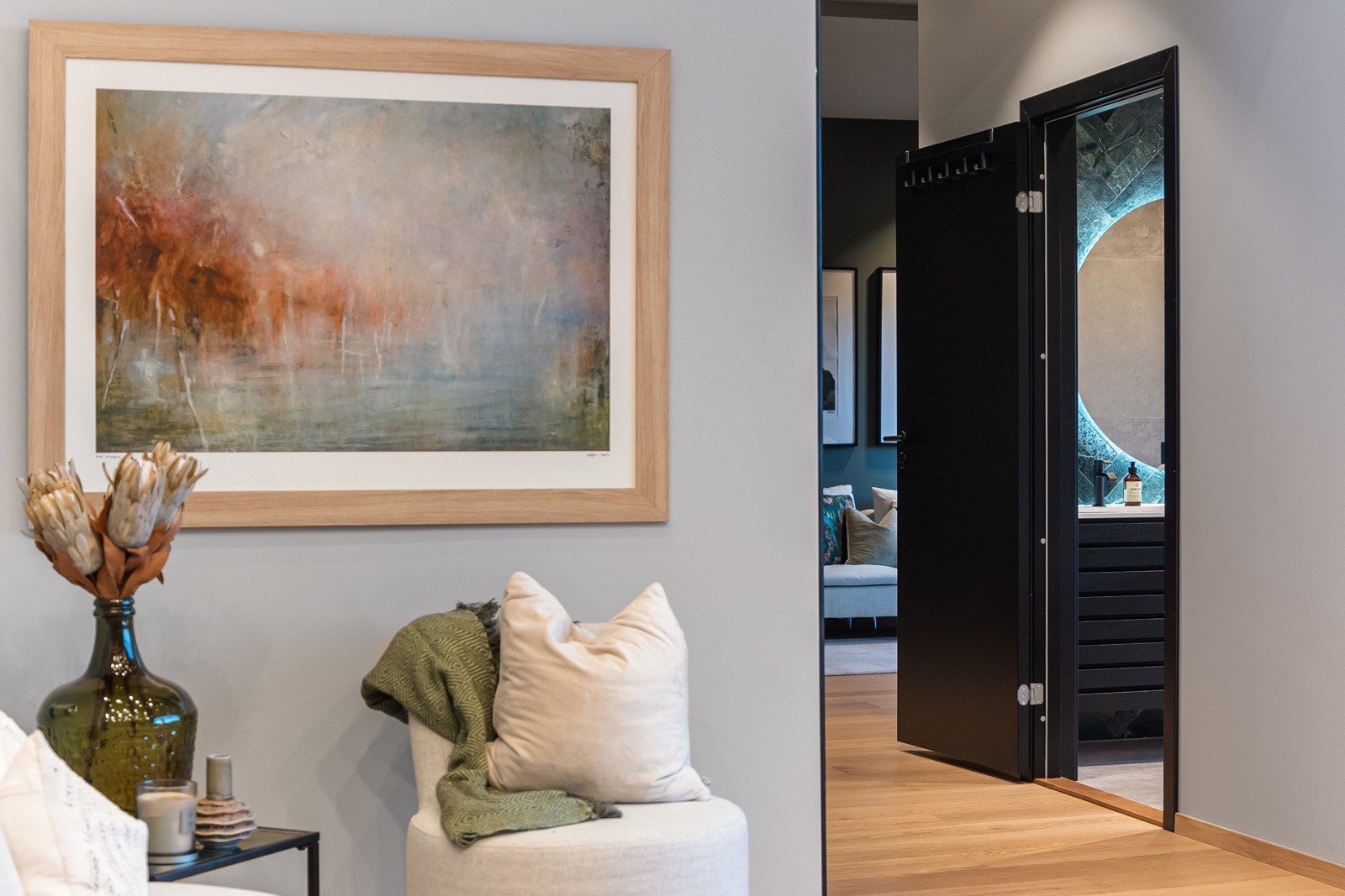- Egen sovefløy i andre enden med tre soverom på rekke og rad - tv-stue og bad med toalett - Galleribilde