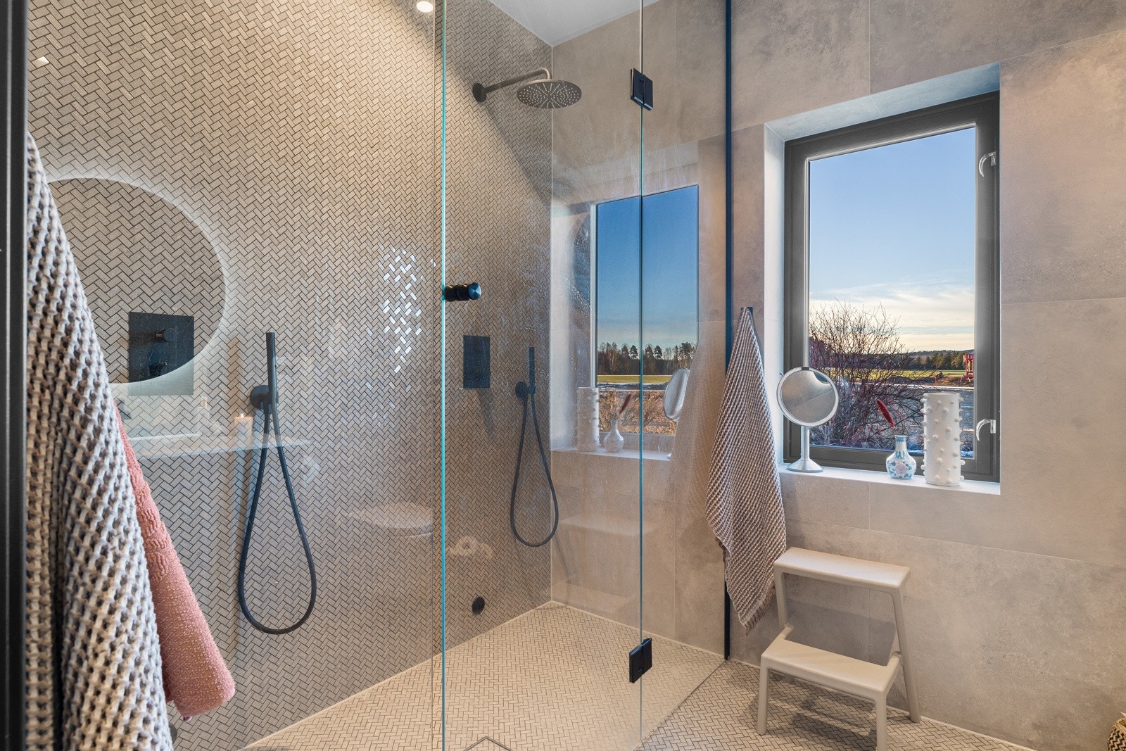 - Badet er utstyrt med lekker servantinnredning med skuff og heldekkende servanttopp, rundt speil med tilhørende belysning, vegghengt klosett og stor dusjnisje med dobbel dusjopplegg på vegg - Galleribilde
