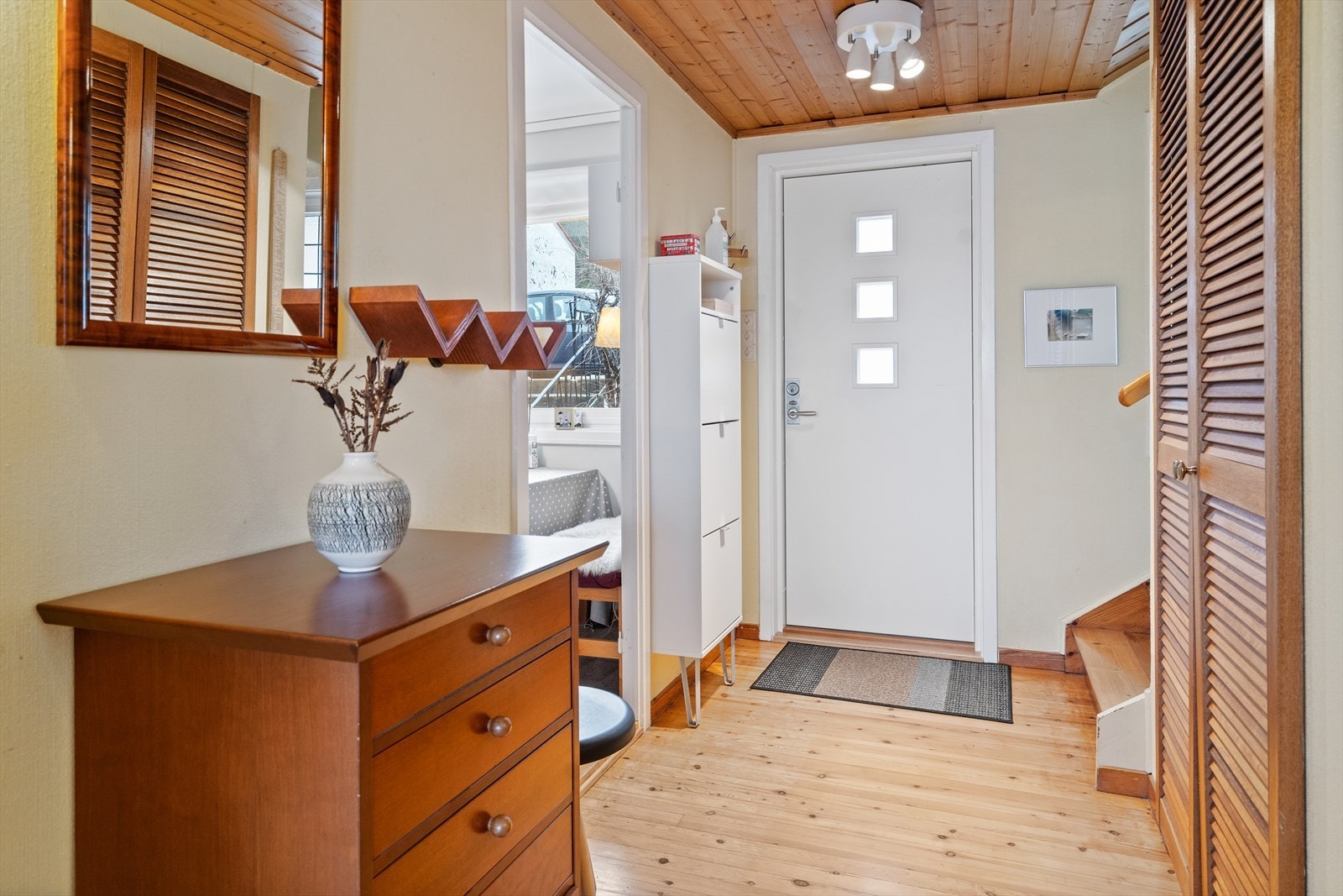 Velkommen inn. Entrè med plassbygde garderobeskap. Galleribilde