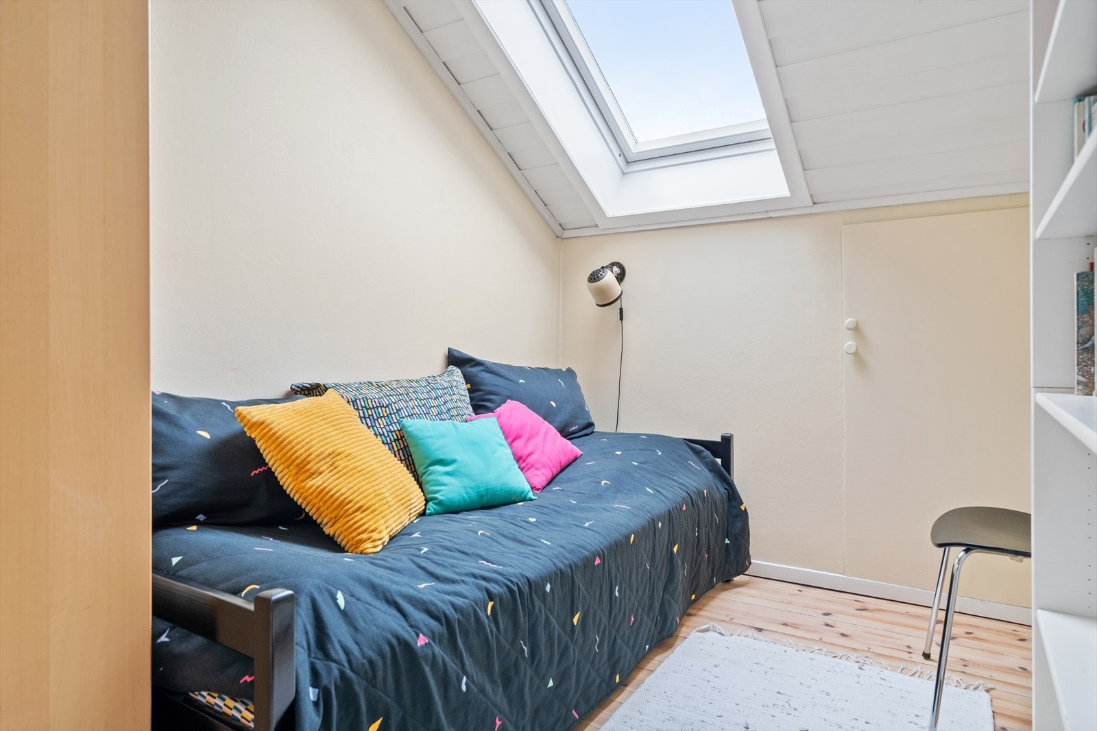 Et av barnerommene har tilkomst til et kofferloft med mye lagringsplass. Galleribilde