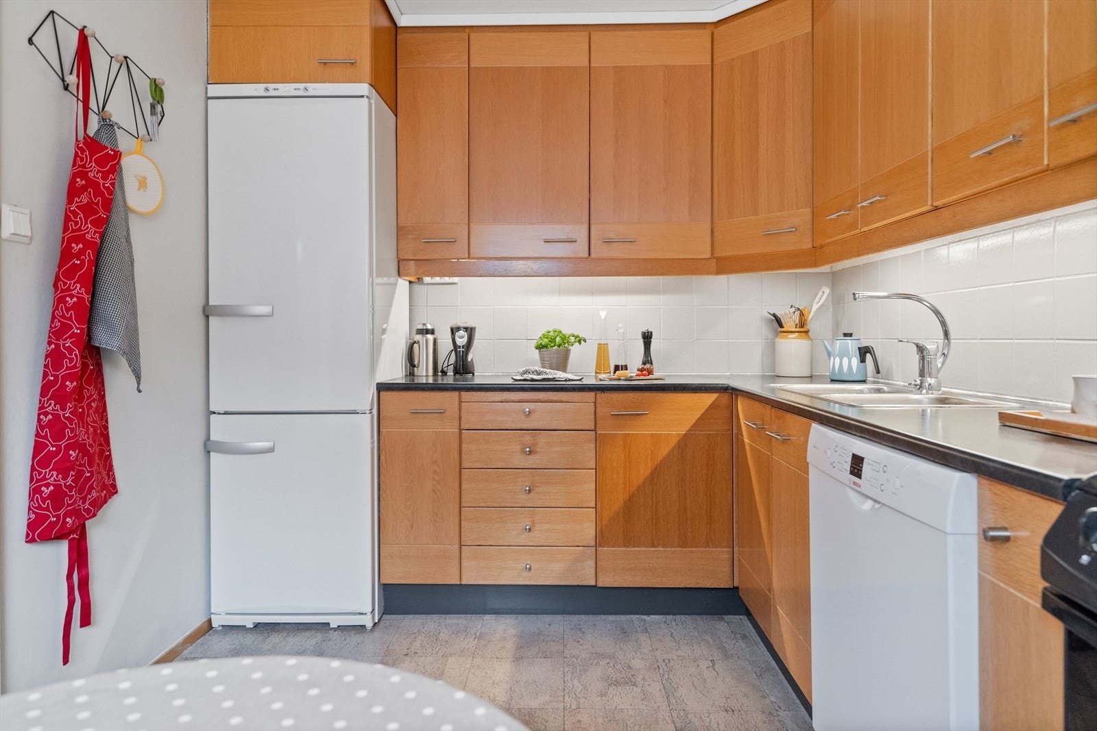 Hvitevarer på kjøkken medfølger i salget. Galleribilde