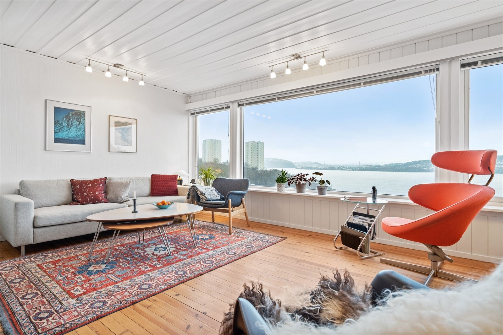 Lys og pen stue med tregulv. Galleribilde