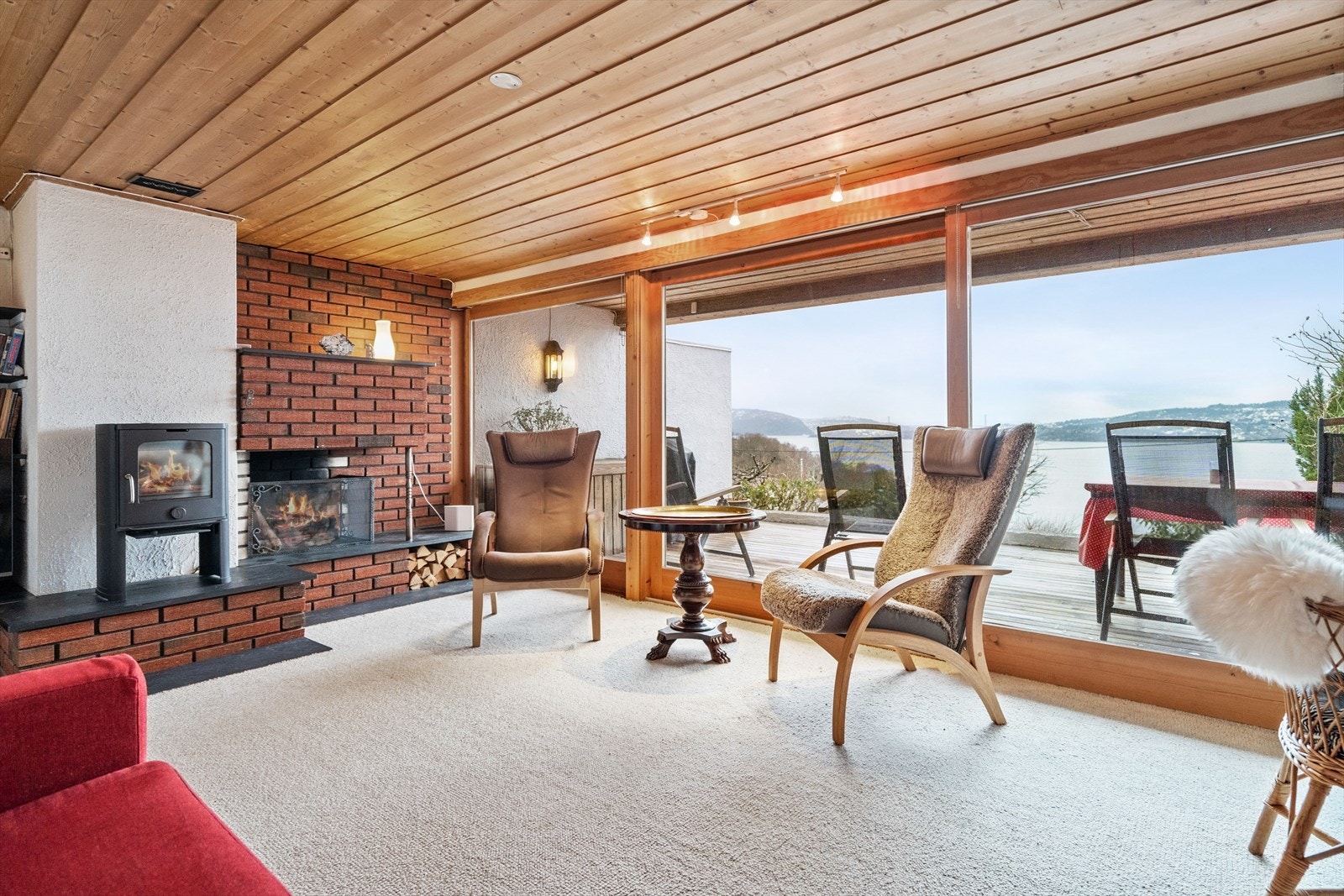 Peisovn i kjellerstuen er rentbrennende. Galleribilde