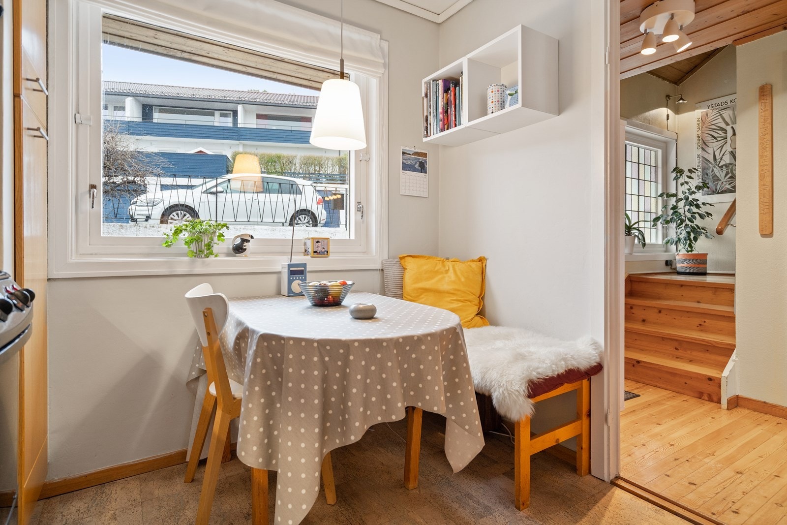 Utsyn mot forhage/inngangsparti. Galleribilde