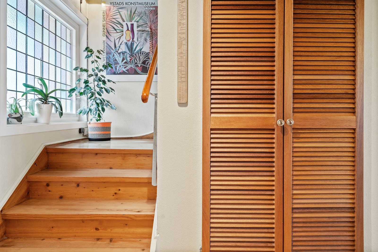 Vindu i trappegang sørger for ekstra lysinnslipp. Galleribilde