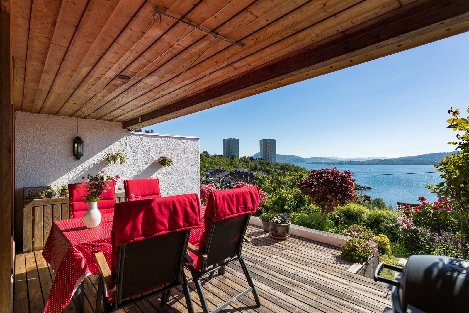 Delvis overbygget markterrasse som også kan benyttes som tørkeplass. Galleribilde