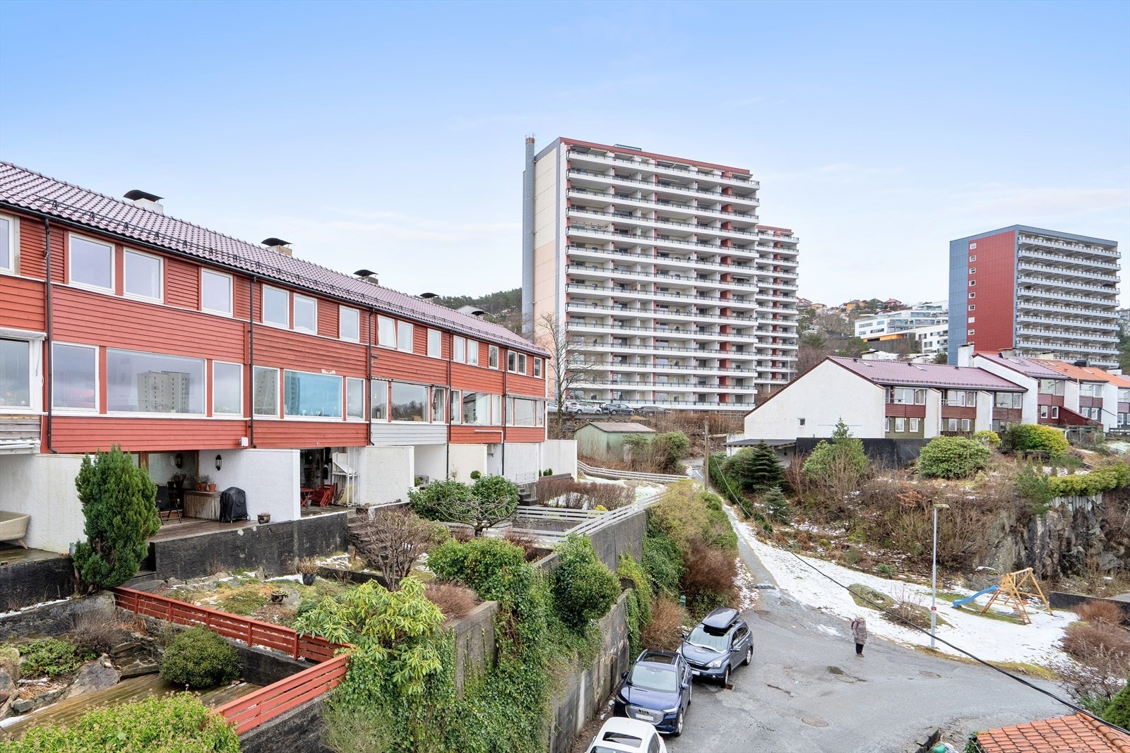 Bakre del av huset med tilhørende hage. Galleribilde