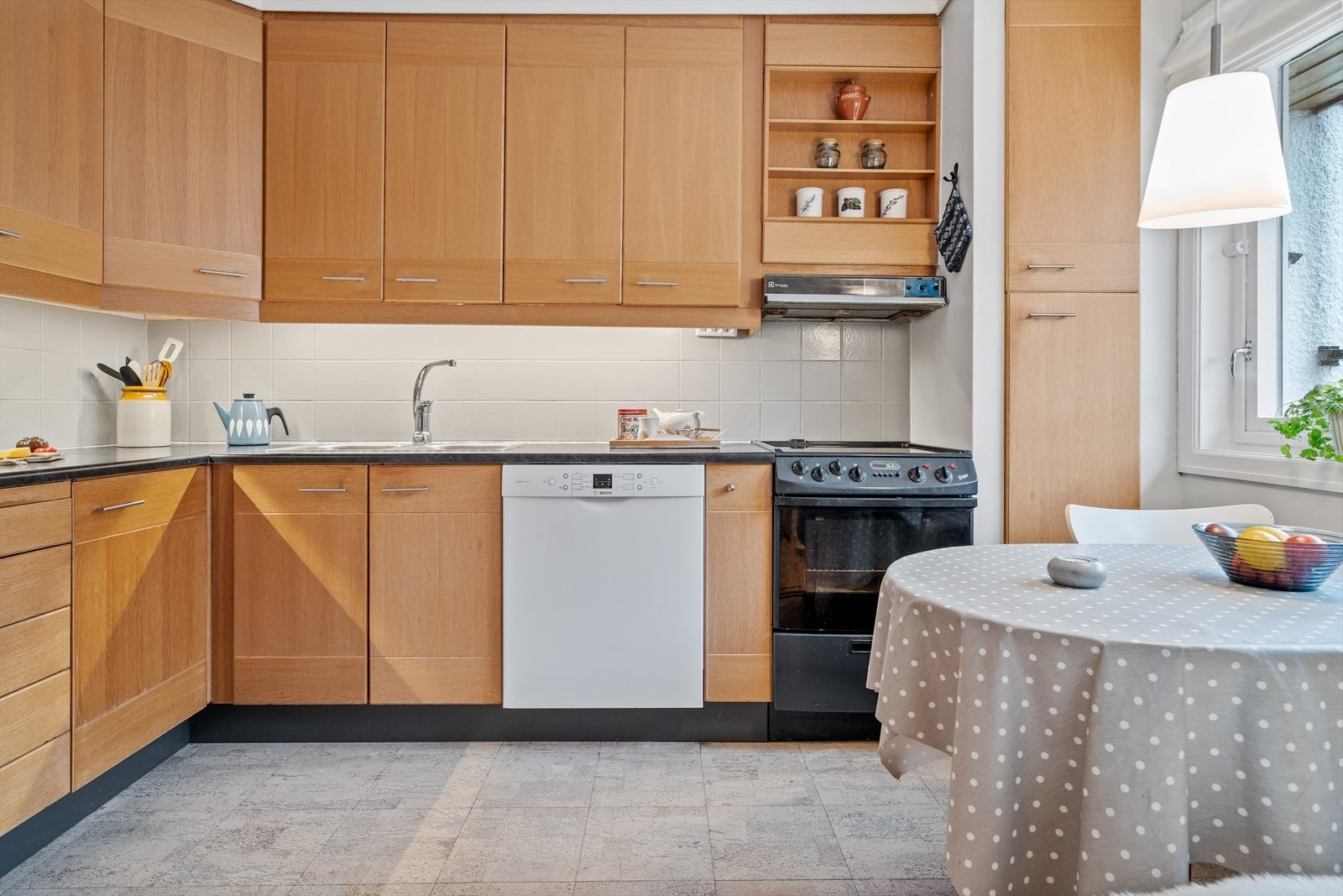 Tidløst eikekjøkken med enkle profiler. Galleribilde