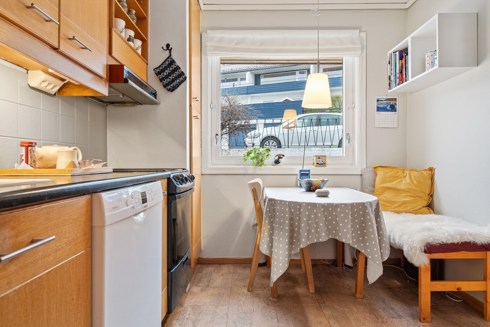 Trivelig spiseplass ved vindu. Galleribilde