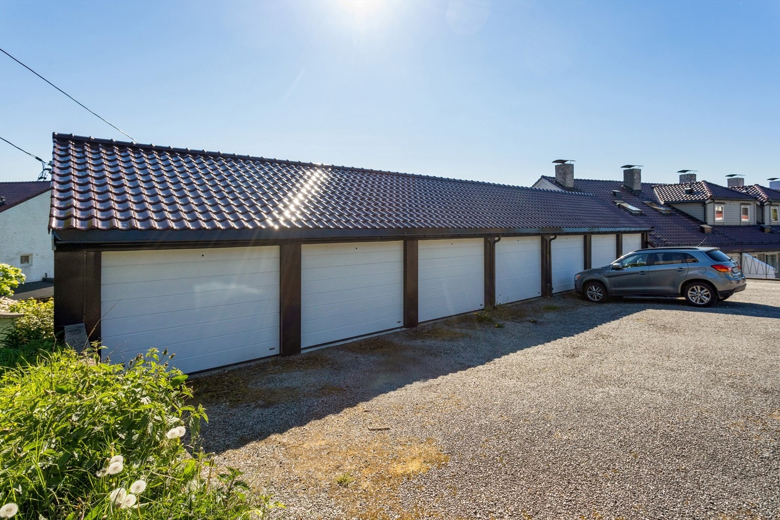 Til boligen hører en garasje i felles anlegg. Garasjerekken har nyere yttertak og elektrisk anlegg. Galleribilde