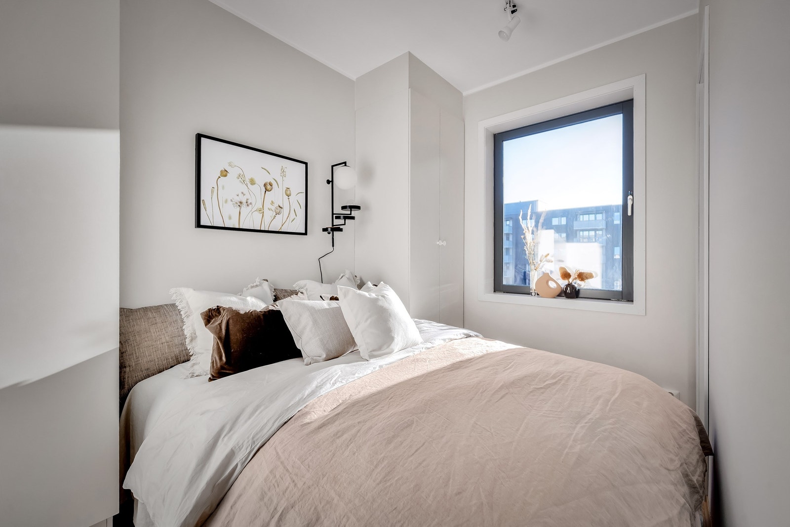 Soverommet er av god størrelse med store vindusflater som gir masser av lysinnslipp. Galleribilde