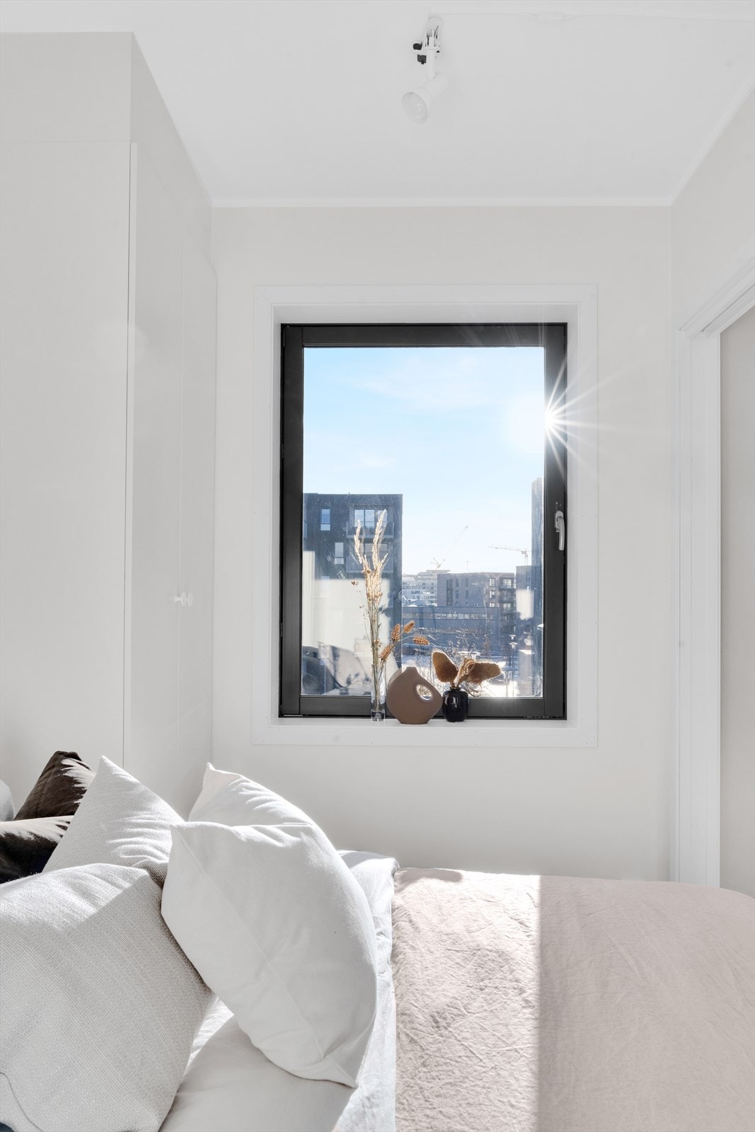 Soverommet vender inn mot stille og rolig indre gårdsrom. Galleribilde