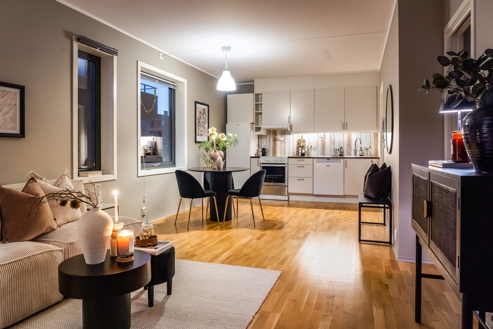 Leiligheten ligger i byggets 3. etasje med en stor, sydøst balkong på ca. 8 kvm. Stuen og kjøkkenet er i åpen løsning, men oppleves likevel noe adskilt grunnet rommets gode størrelse. Galleribilde