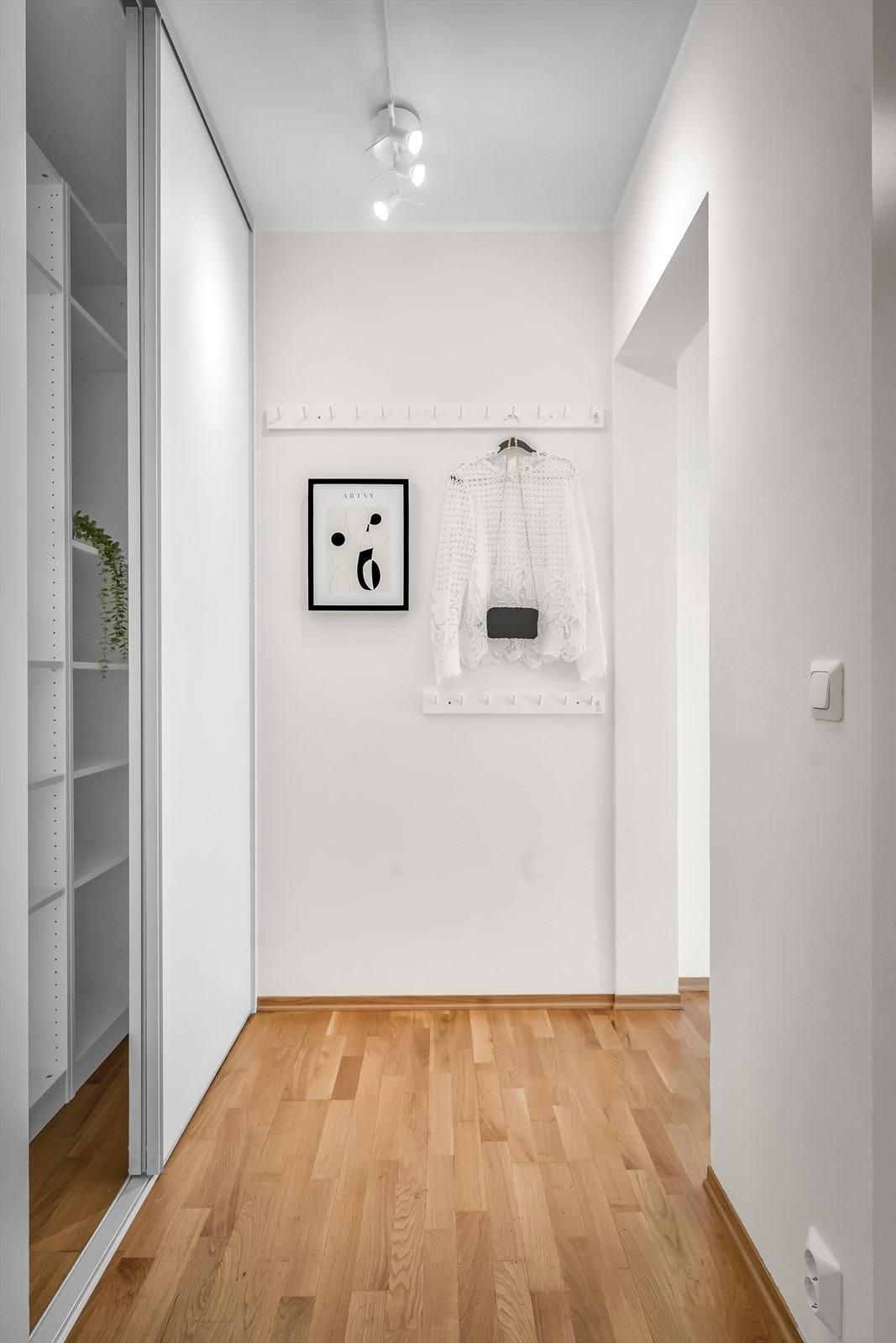 Innbydende og romslig entré med god plass til sko- og yttertøy. Galleribilde