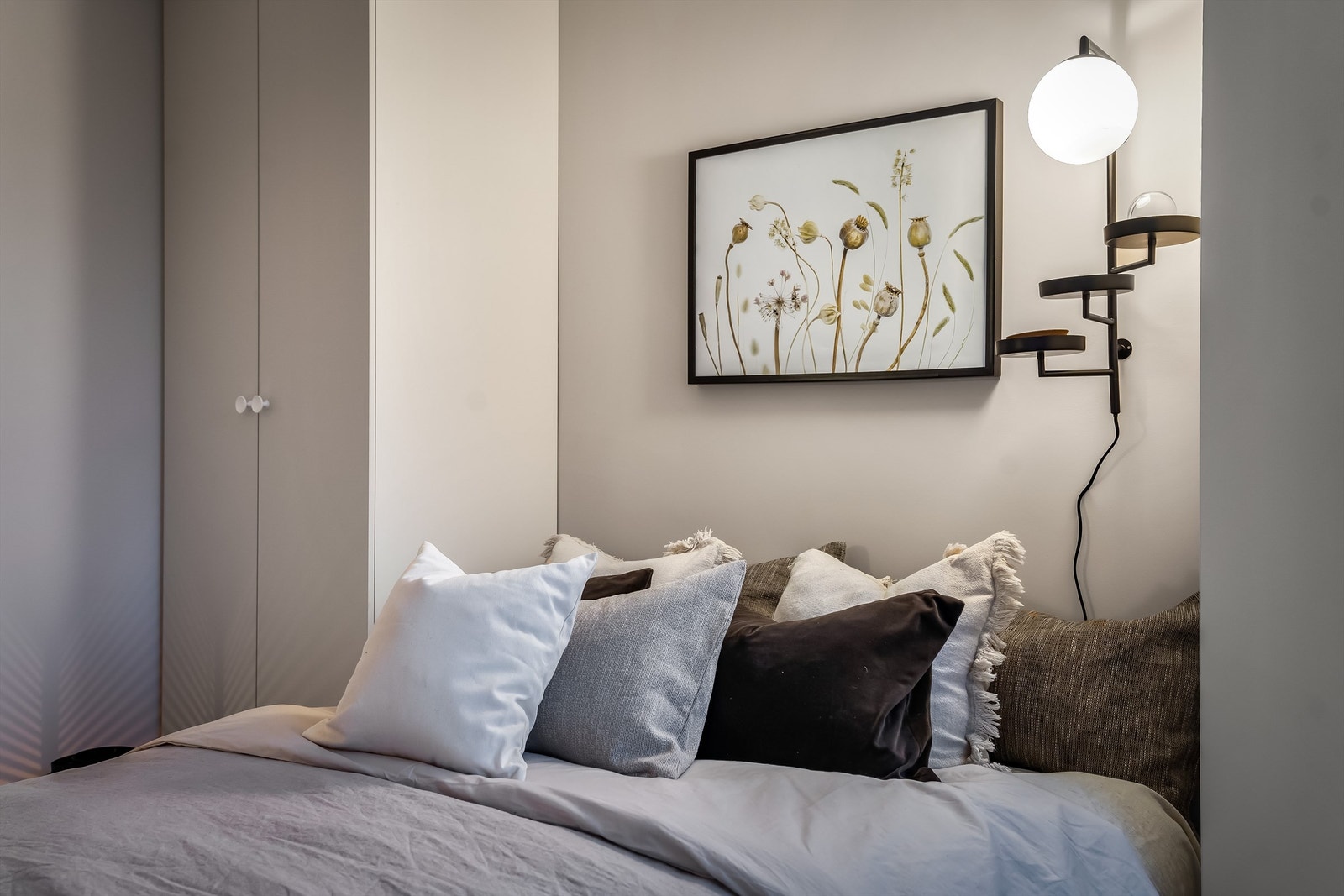 Her er det god plass til en dobbeltseng med tilhørende nattbord, og en romslig garderobe er montert. Galleribilde