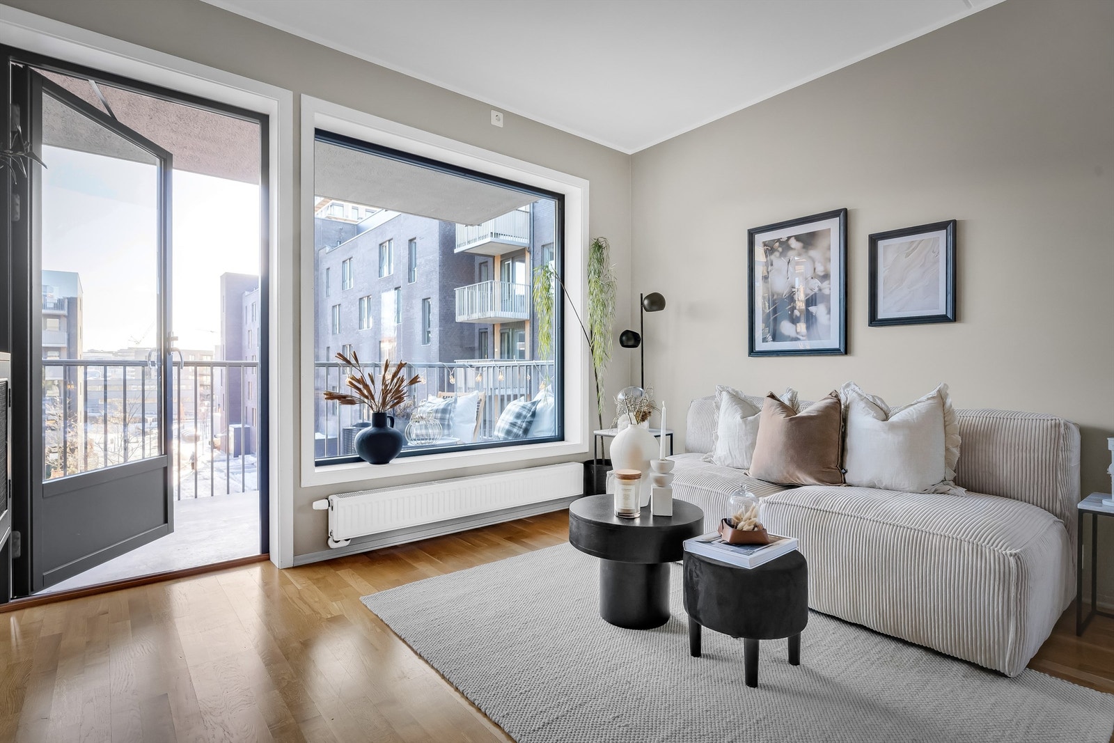 I og med at leiligheten ligger høyere opp i etasjeplan er det lite direkte innsyn til leiligheten. Her ferdes du fritt både i stuen, balkong og på soverom. Galleribilde