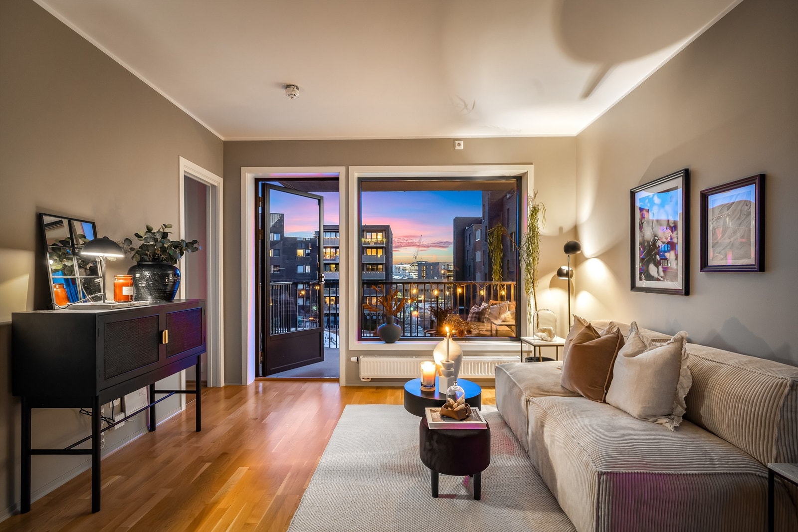 Eiendomsmegler Krogsveen v/ Nhut Nam Huynh har gleden av å presentere denne flotte 2-roms hjørneleiligheten beliggende sentralt, men tilbaketrukket på attraktive Marienfryd. Galleribilde