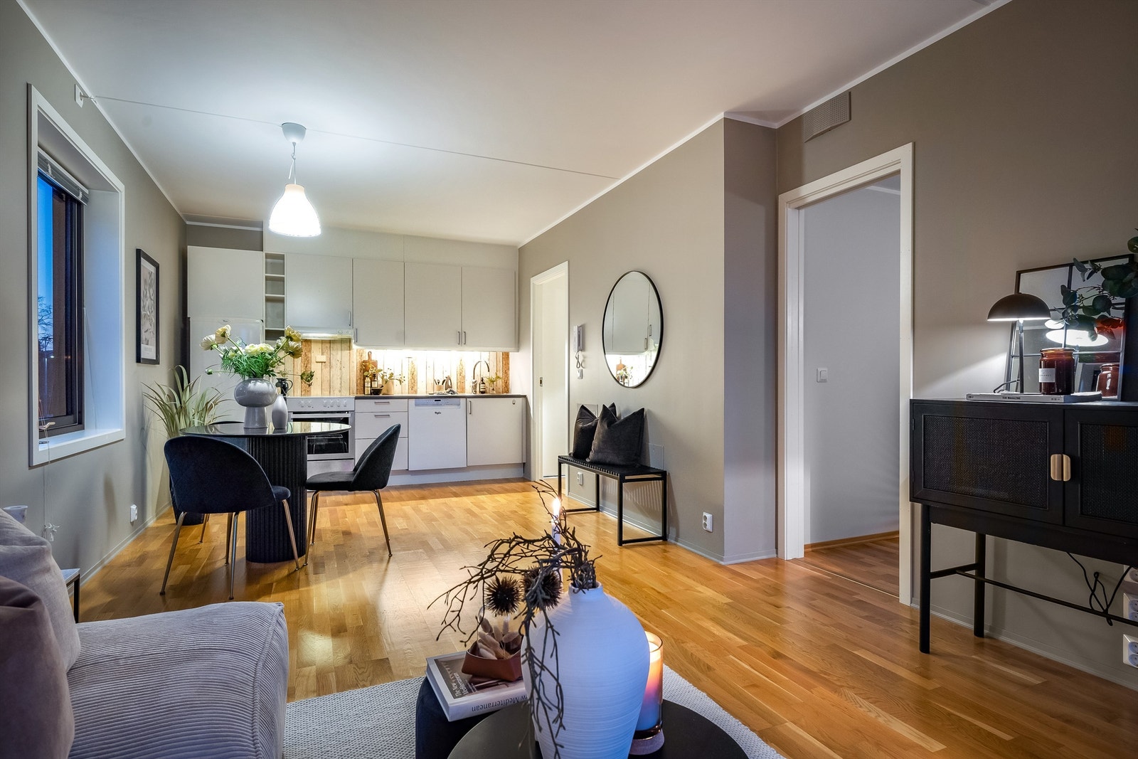 Tiltalende og moderne stue med en lys og luftig romfølelse. Galleribilde