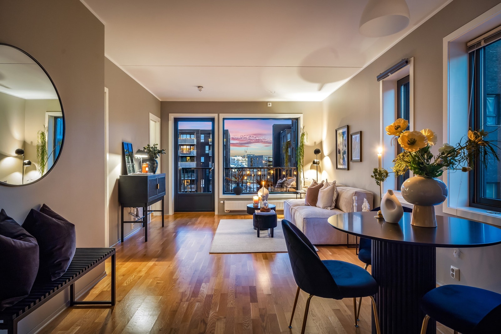 Det første som møter deg er store vindusflater og en fri utsikt, noe som gir en fantastisk atmosfære. Her er det god plass til sofa med tilhørende salongbord og tv-seksjon. Galleribilde