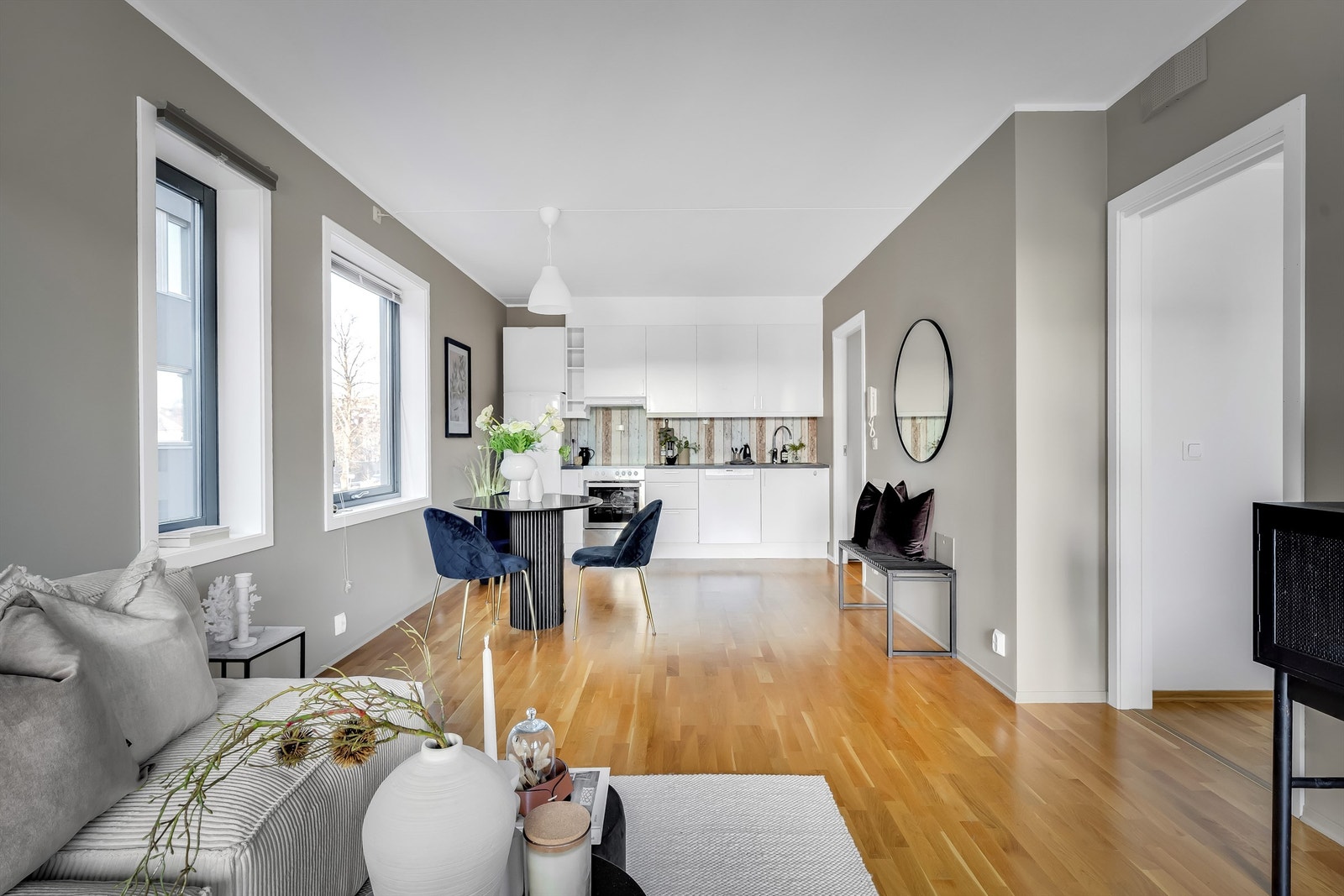 Rommet er romslig og har en rektangulær form hvor man med enkelthet kan innrede etter eget ønske og personlige stil. Galleribilde