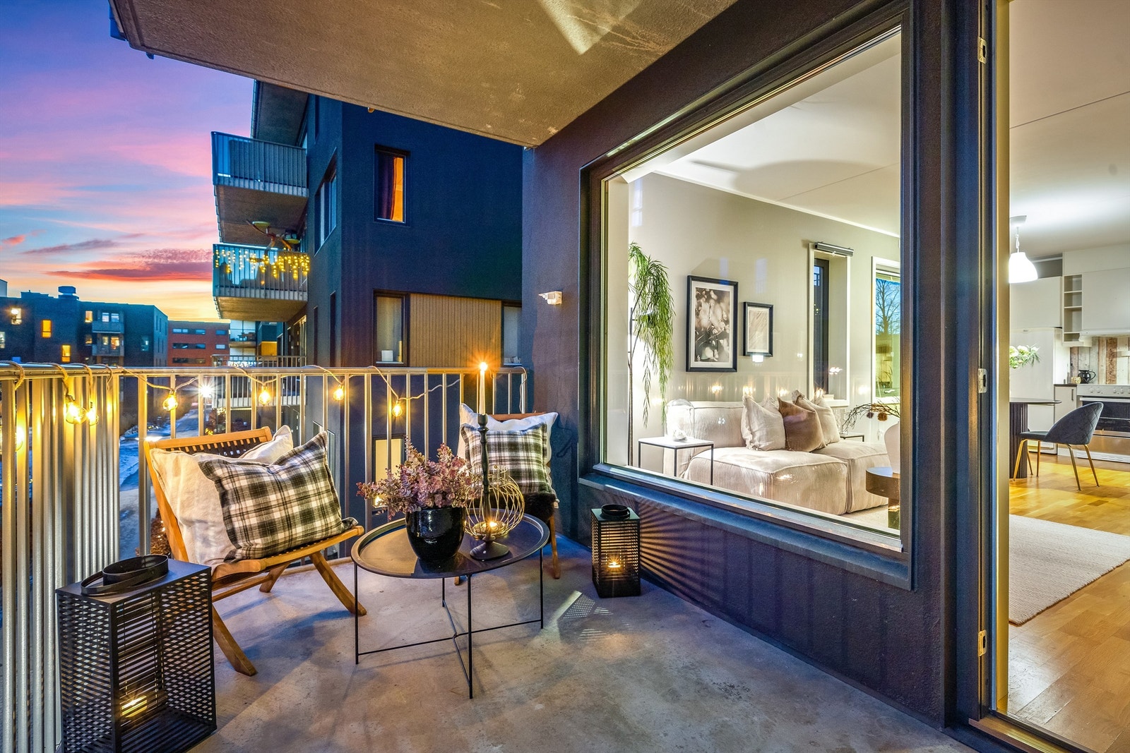 Fra stuen har en adkomst til boligens flotte balkong på ca. 8 kvm. Galleribilde