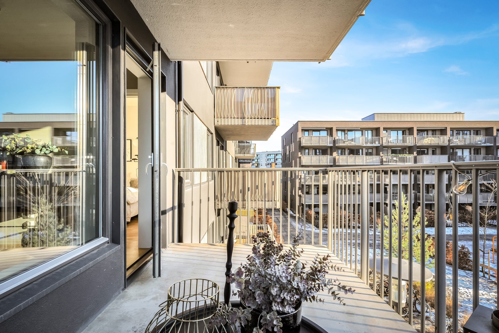 Med balkong over, er uteplassen delvis overbygget, noe som gjør at man også kan kose seg ute selv om været ikke er optimalt. Galleribilde