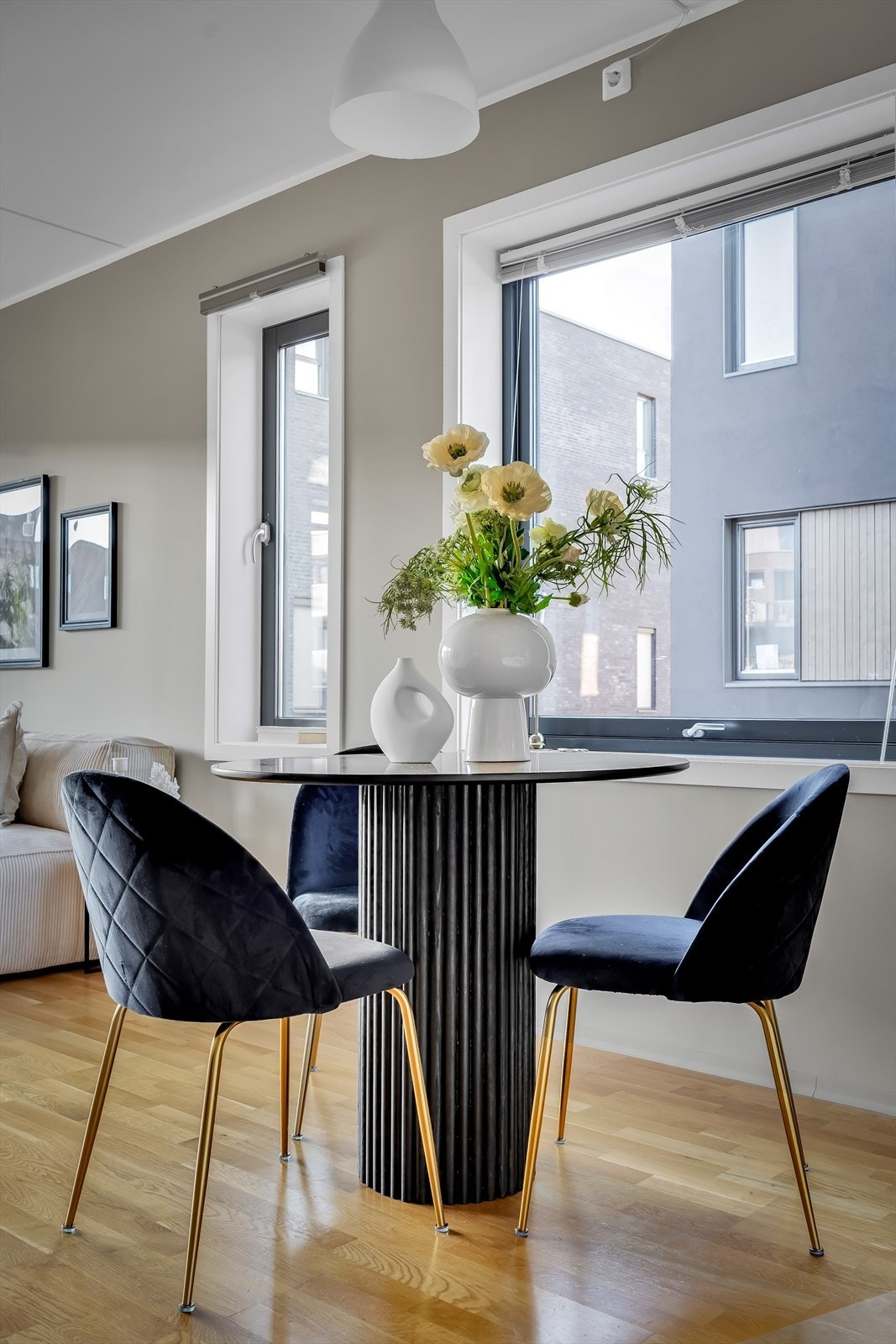 Ved kjøkkenet har du plass til egen spisegruppe. Galleribilde