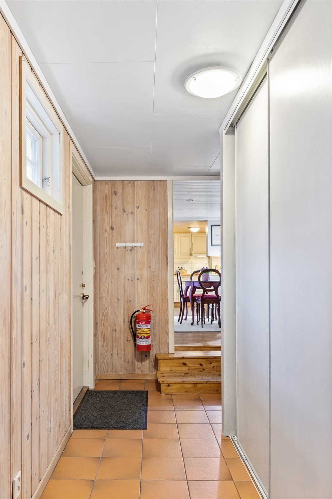 Romslig inngangsparti med skyvedørsgarderobe. Herfra har man også direkte tilgang til garasjen samt bod/bislag. Galleribilde
