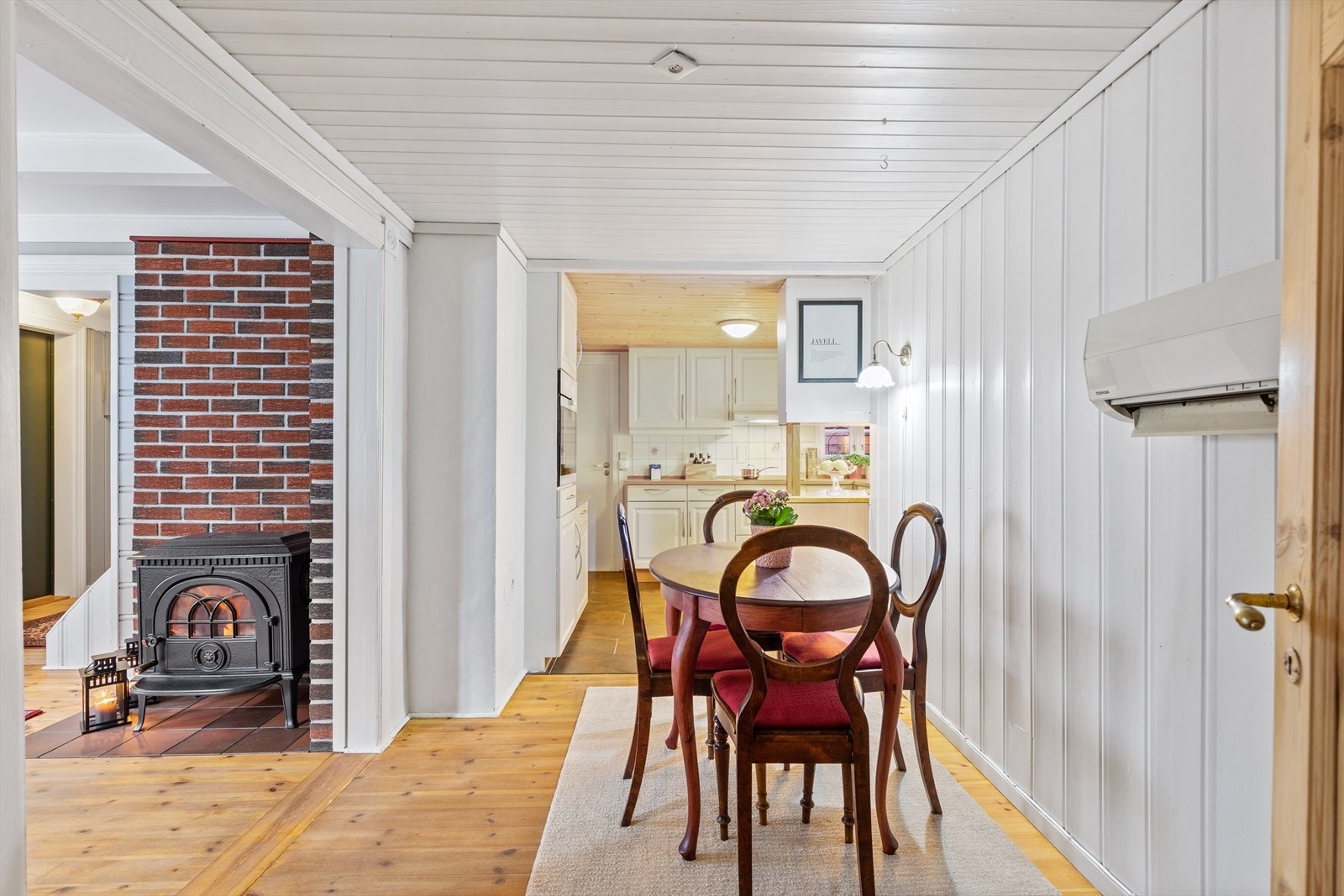 Spisestue i tilknytning til kjøkkenet. Galleribilde